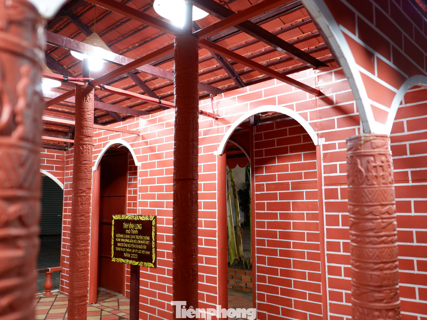 Mô hình ngôi nhà 3 gian 2 chái truyền thống hoàn toàn bằng gốm đỏ lớn nhất Việt Nam do ông Nguyễn Văn Buôl (ngụ TP Vĩnh Long, tỉnh Vĩnh Long) thực hiện, được xác lập kỷ lục Việt Nam năm 2023.