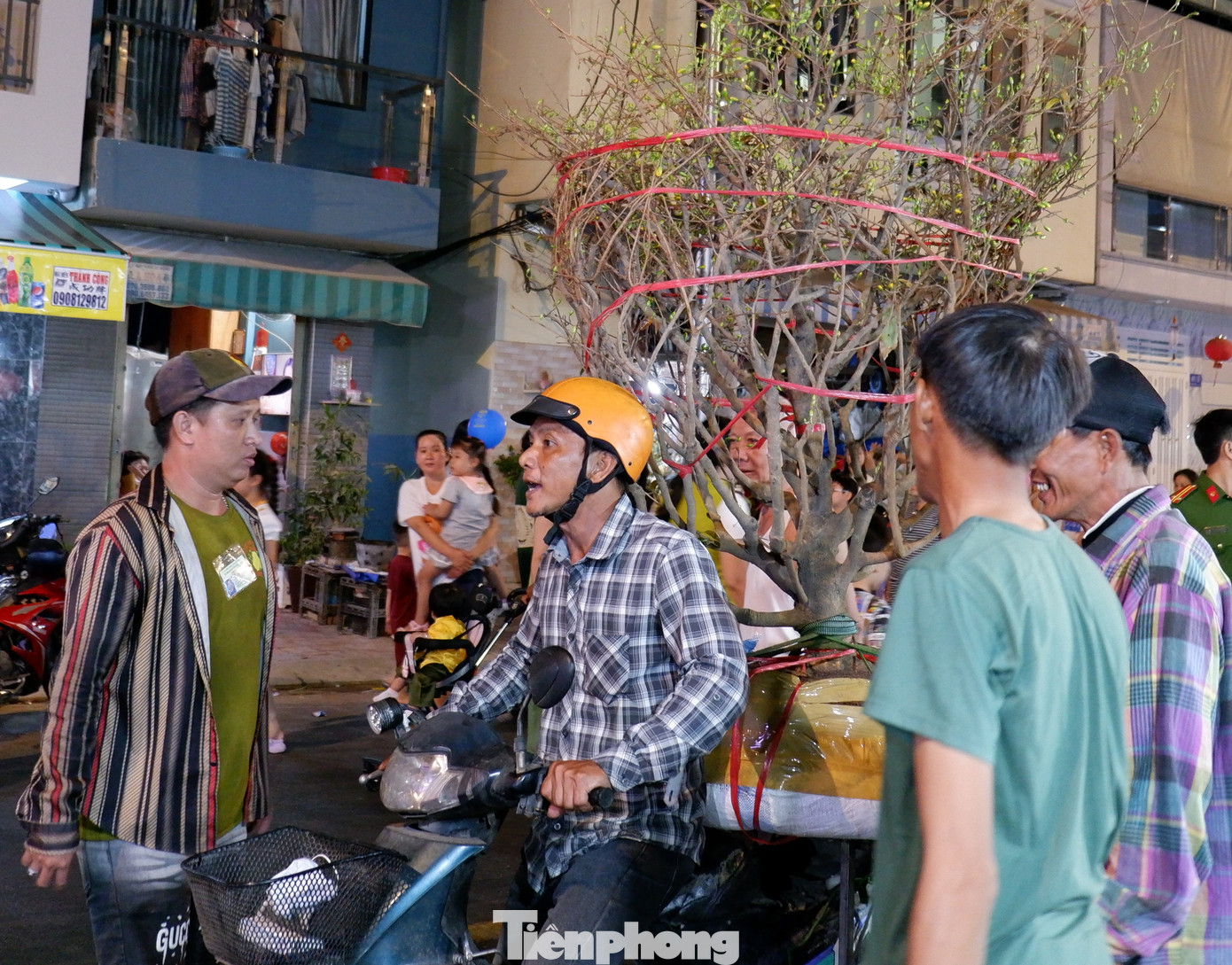 Hoạt động mua bán diễn ra nhộn nhịp.