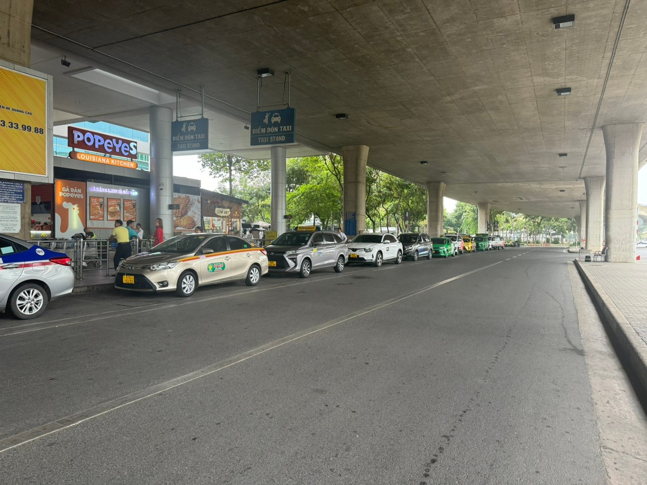 Khu vực bên ngoài ga quốc tế cũng rất thông thoáng trong buổi sáng 30 Tết.