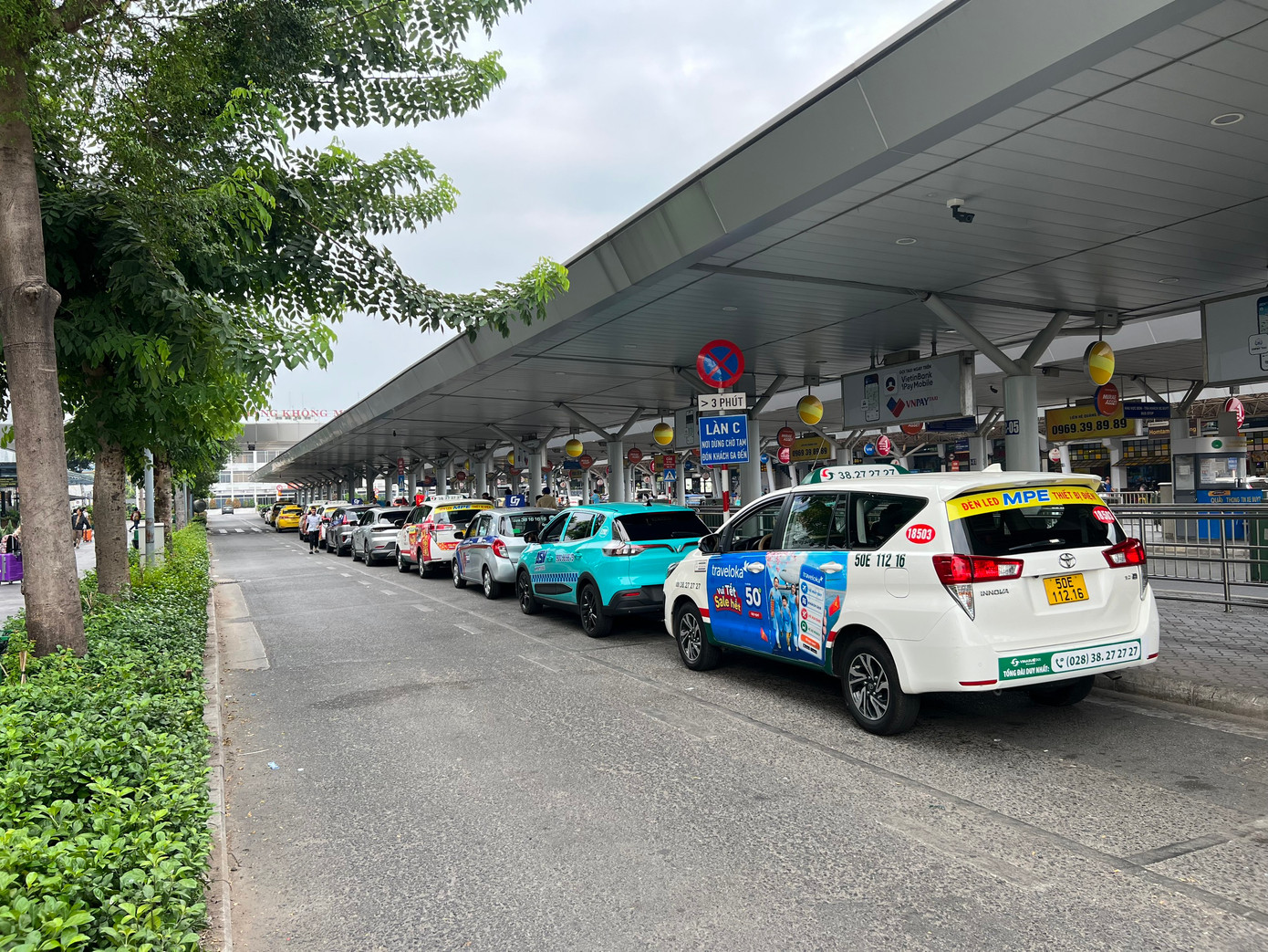 Khu vực dừng, đỗ xe taxi trước ga quốc nội ngăn nắp, trật tự.