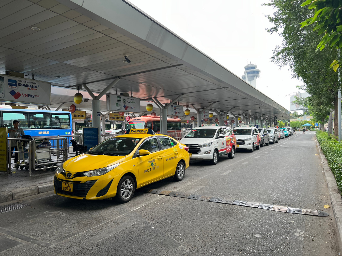 Khu vực dừng, đỗ xe taxi trước ga quốc nội ngăn nắp, trật tự.