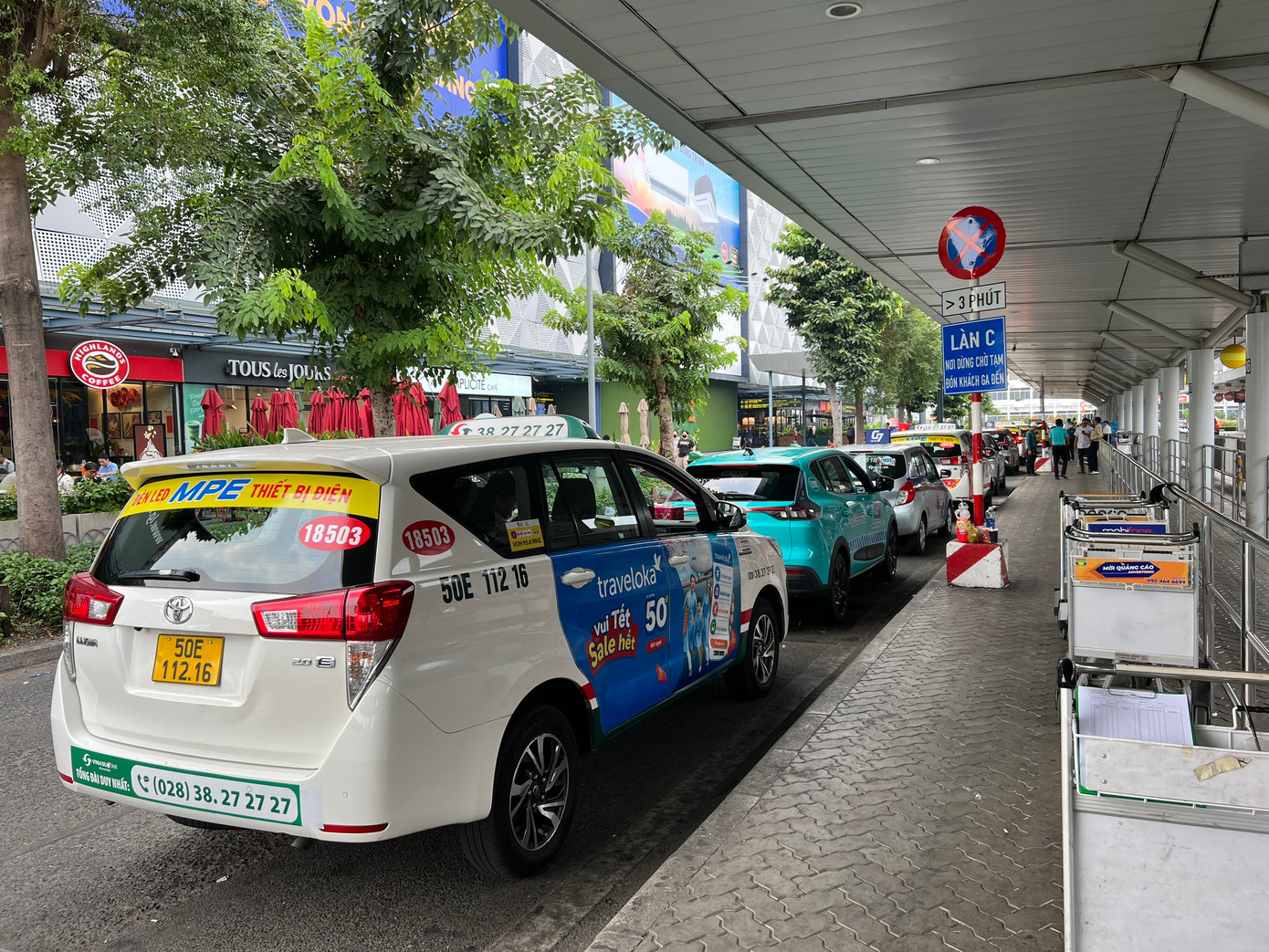 Khu vực dừng, đỗ xe taxi trước ga quốc nội ngăn nắp, trật tự.