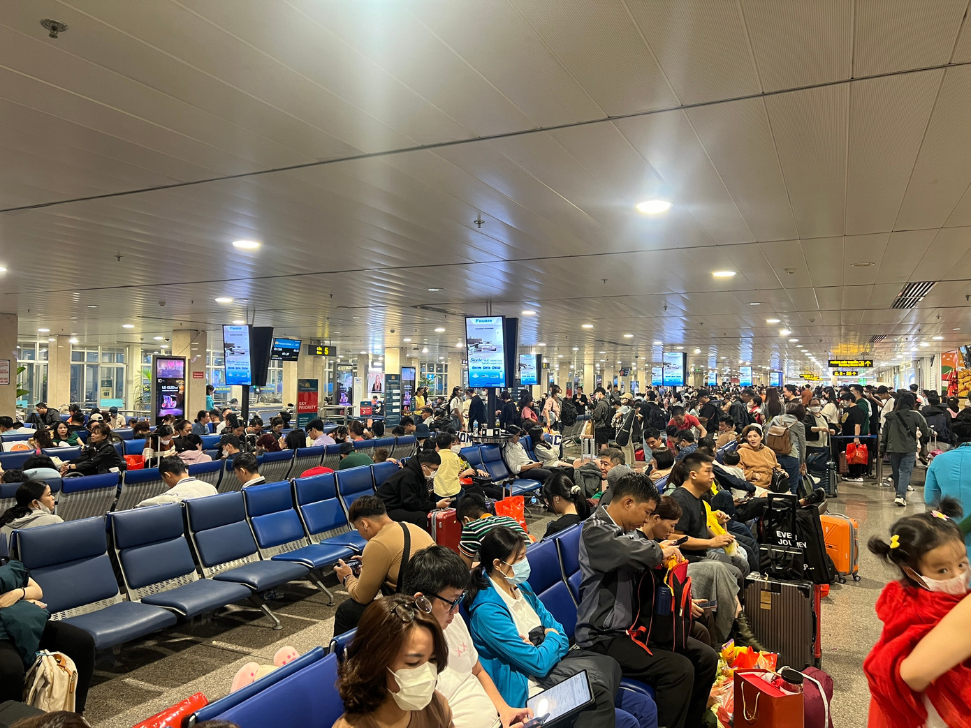 Đến trưa và chiều, khu vực sảnh chờ ra tàu bay đã thông thoáng, không còn quá đông đúc như những ngày trước đây.