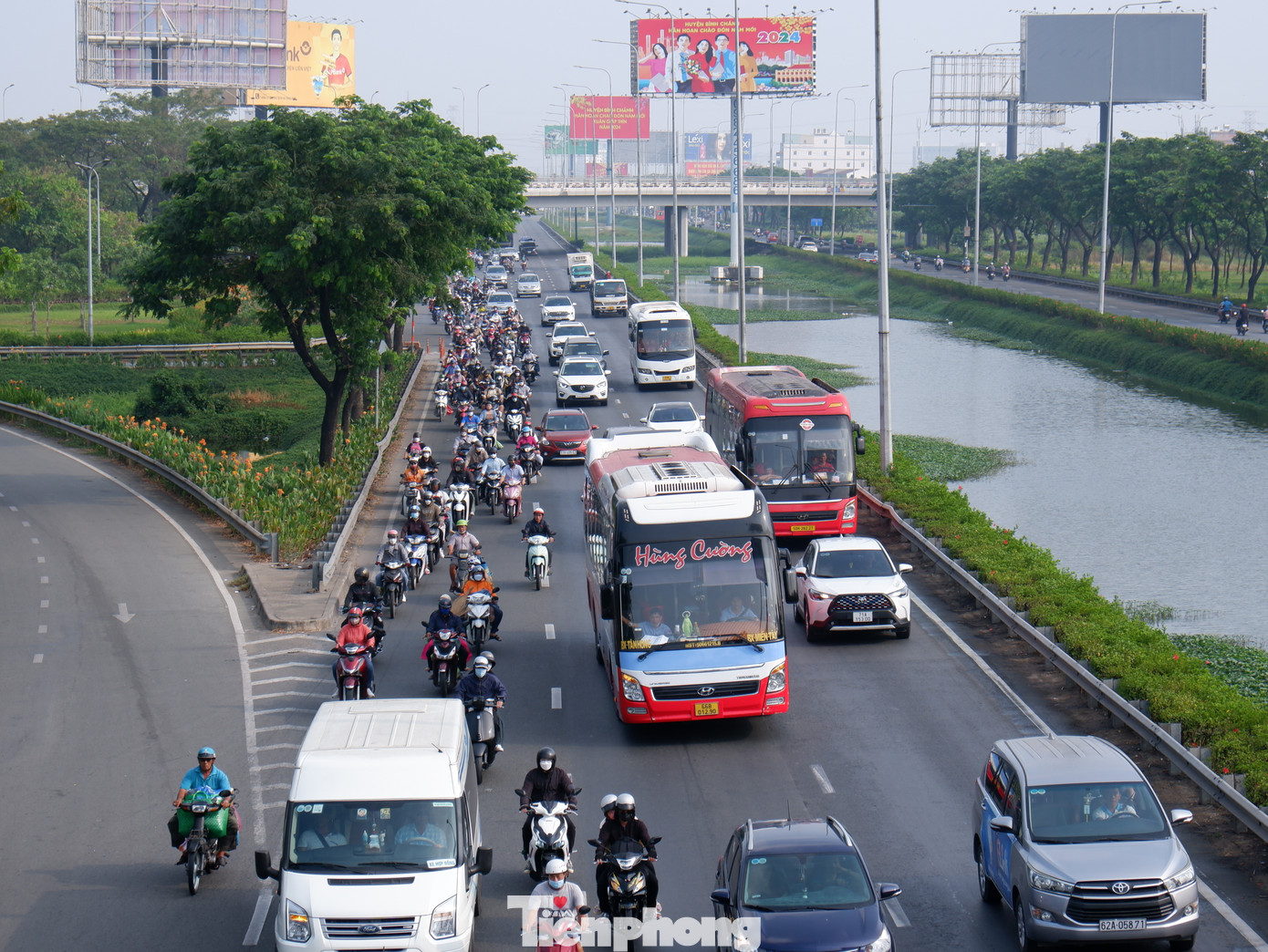 Theo ghi nhận của PV, lưu lượng phương tiện ở cửa ngõ phía Tây TPHCM vào sáng 28 tháng Chạp khá đông đúc.