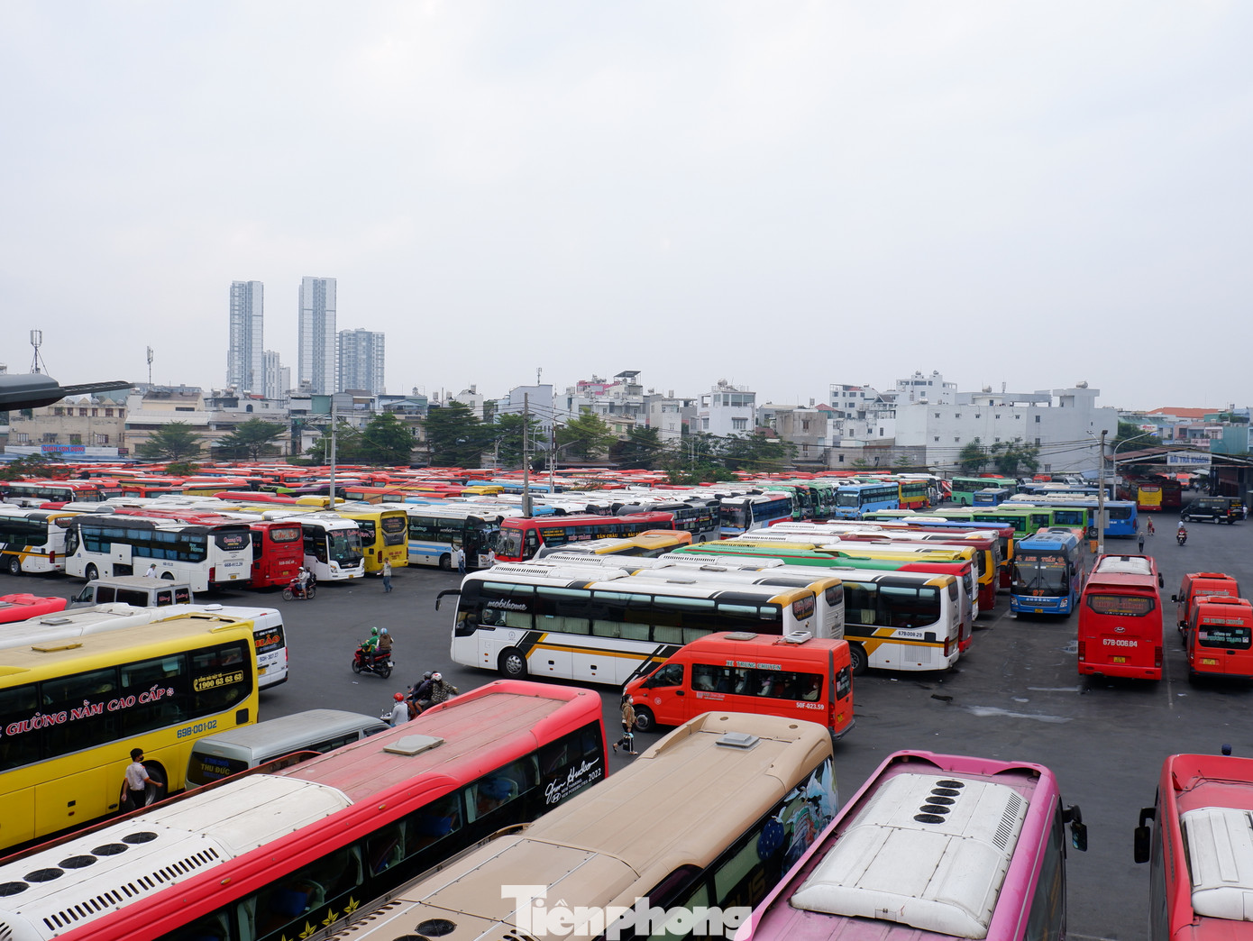 Dự kiến ngày hôm nay (28 tháng Chạp) là ngày cao điểm nhất trong thời gian phục vụ dịp Tết nguyên đán 2024 tại bến xe Miền Tây. Theo đó, sẽ có khoảng 1.950 chuyến xe sẽ xuất bến với gần 63.000 lượt hành khách. Trong đó, số chuyến xe tăng gần 13%, lượng hành khách tăng gần 30% so với cùng thời điểm năm 2023.