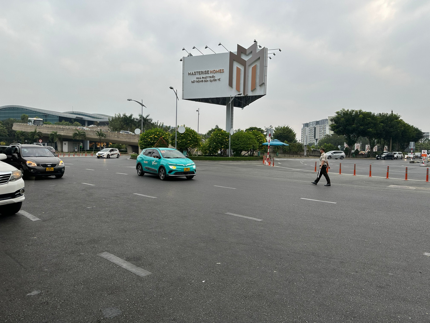 Cảnh thông thoáng bên ngoài nhà ga quốc nội khác hẳn so với những ngày cao điểm trước đây.