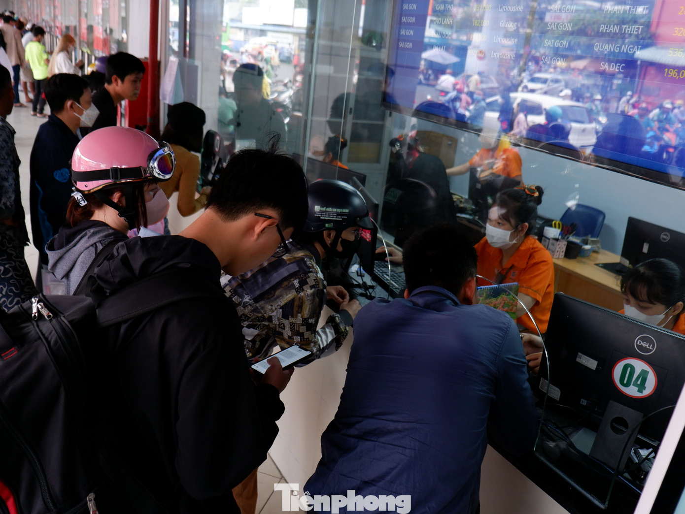 Trong đợt cao điểm Tết nguyên đán Giáp Thìn năm 2024 từ ngày 6 đến 8/2/2024 (27 đến 29 tháng Chạp), bến xe Miền Tây tổ chức bán vé phục vụ hành khách từ 5 giờ đến 21 giờ trong ngày đối với đơn vị ủy thác bến bán vé và 24/24 đối với đơn vị tự bán vé.