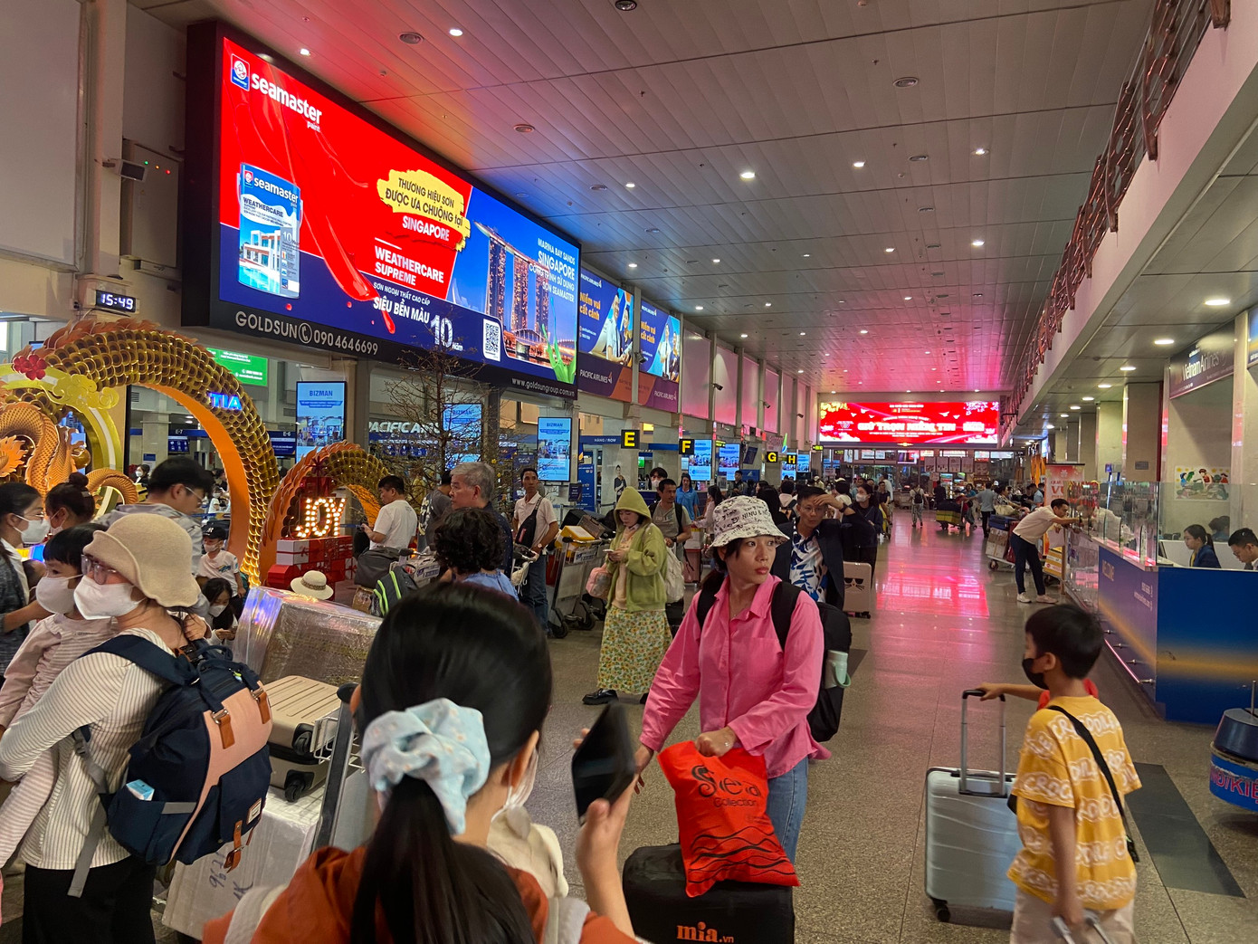 Theo đại diện Cảng HKQT Tân Sơn Nhất, dự báo trong giai đoạn cao điểm Tết (từ ngày 26/1 đến 24/2) dự kiến mỗi ngày có khoảng 860-900 chuyến bay đi và đến. Lượng khách qua sân bay trung bình đạt khoảng 135.000-140.000 khách/ngày.