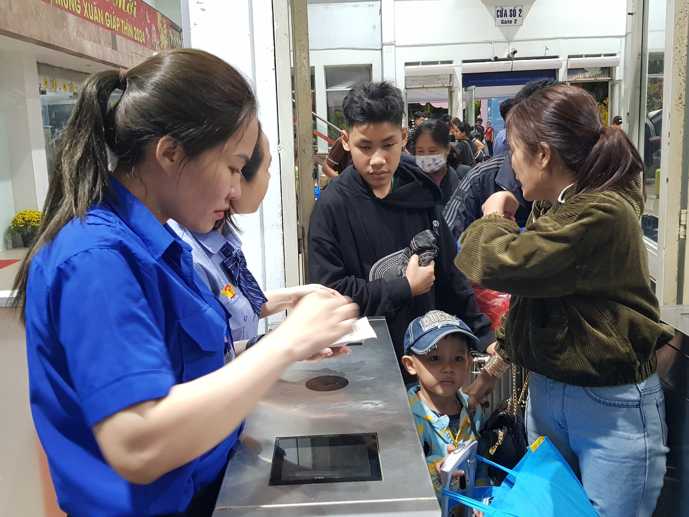 Trong dịp cao điểm phục vụ Tết Nguyên đán 2024, công ty CP VTĐS Sài Gòn đã phối hợp với ga Sài Gòn, Công an địa phương tổ chức phân luồng, đảm bảo an toàn, trật tự hành khách tại nhà ga, đồng thời bố trí nhân viên, thanh niên tình nguyện tại nhà ga để hướng dẫn hỗ trợ hành khách lên xuống tàu được thuận tiện, nhanh chóng.