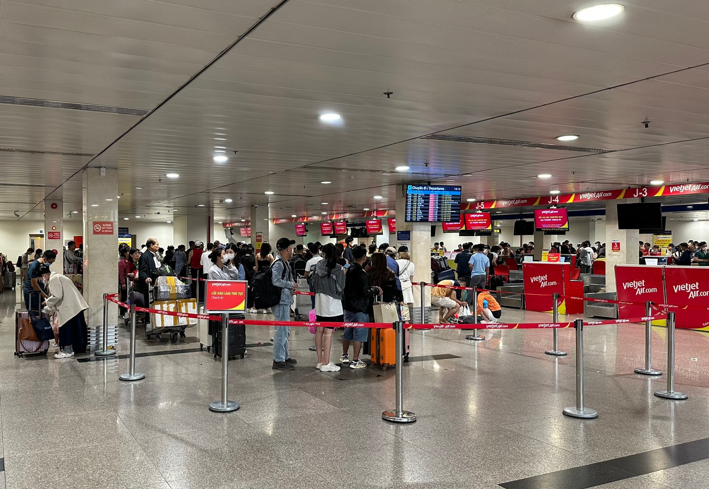 Đại diện Cảng HKQT Tân Sơn Nhất cho biết, công tác phục vụ hành khách được phối hợp nhịp nhàng, giảm thời gian chờ đợi cho hành khách, thời điểm hiện tại, tình hình ở khu vực bên trong và bên ngoài sân bay ổn định, thông thoáng và trật tự.