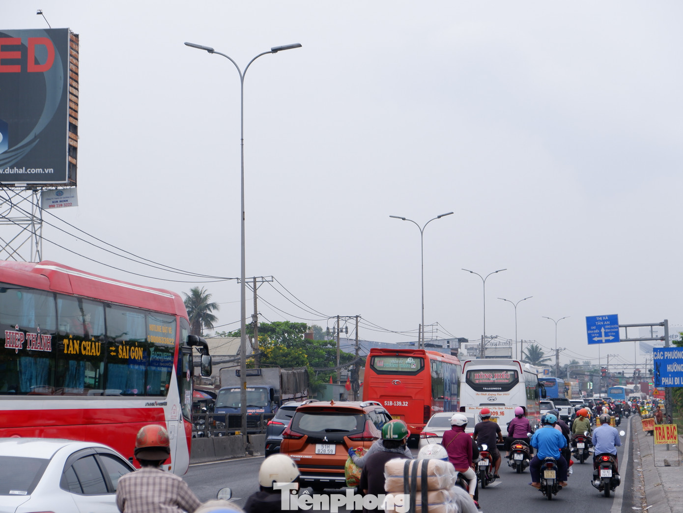 Phương tiện di chuyển tấp nập trên quốc lộ 1 nhưng không xảy ra tình trạng ùn tắc.