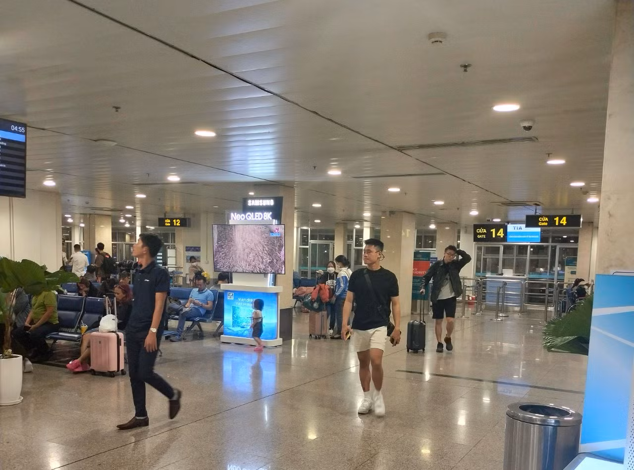 Khu vực chờ ra tàu bay cũng rất thưa vắng.