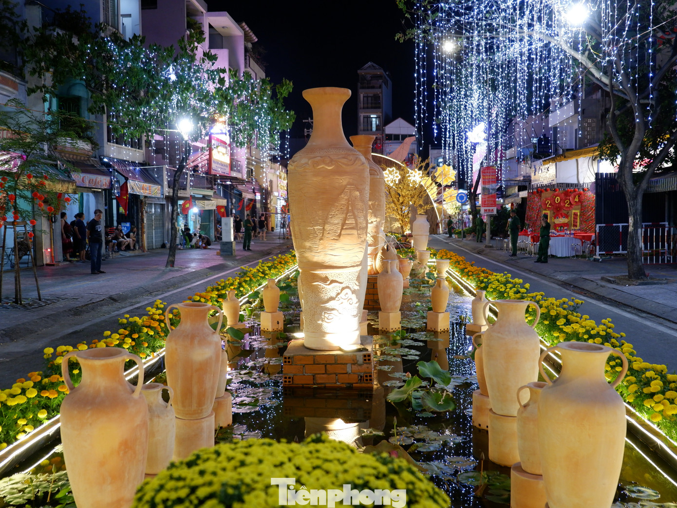 Đoạn đường gốm đỏ lung linh vào buổi tối.