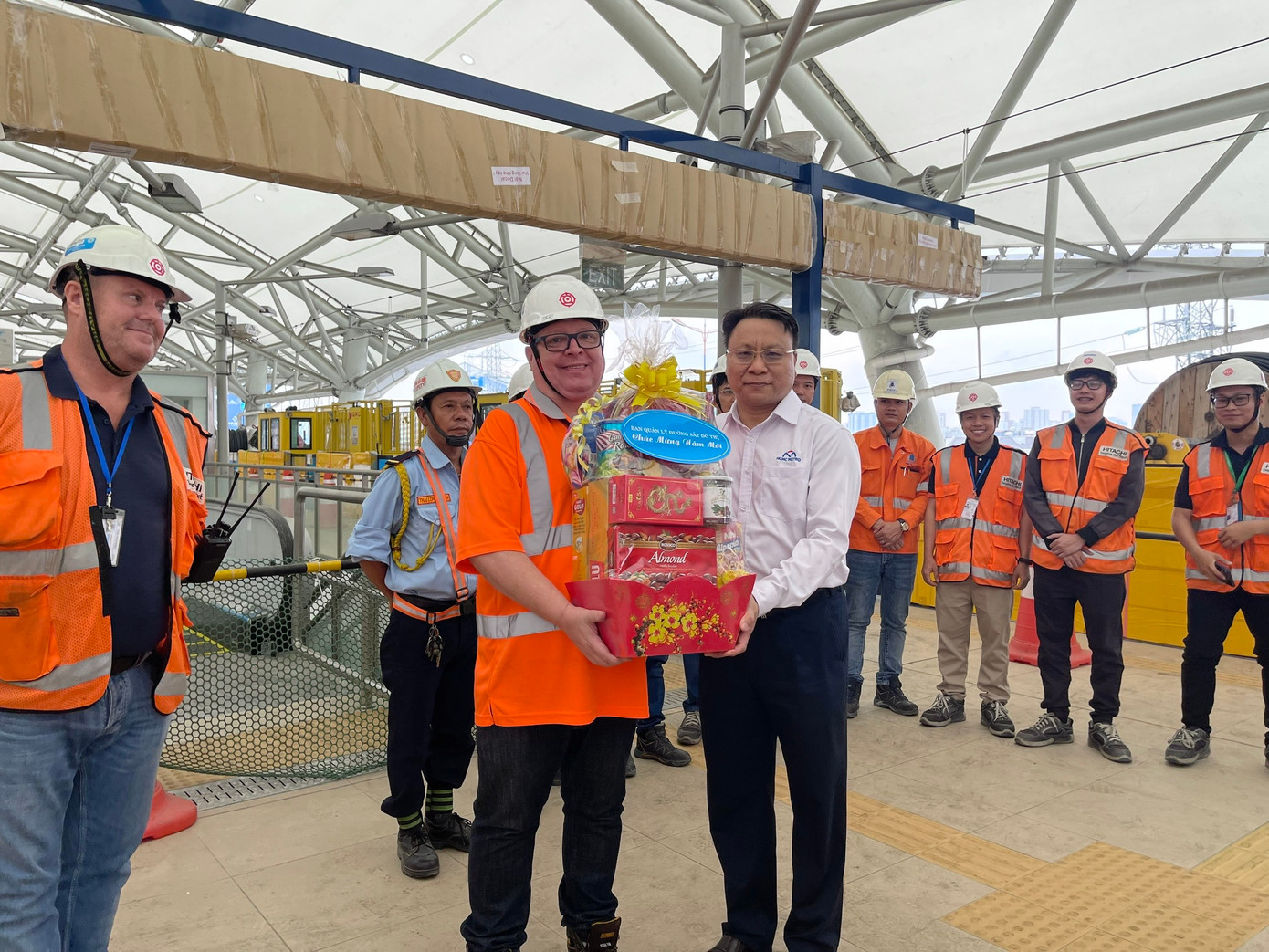 Ông Nguyễn Quốc Hiển - Phó trưởng Ban phụ trách Ban Quản lý Đường sắt đô thị TPHCM thăm hỏi, động viên kỹ sư, công nhân lao động, sáng 8/2. Ảnh: MAUR Ông Nguyễn Quốc Hiển - Phó trưởng Ban phụ trách Ban Quản lý Đường sắt đô thị TPHCM thăm hỏi, động viên kỹ sư, công nhân lao động, sáng 8/2. Ảnh: MAUR