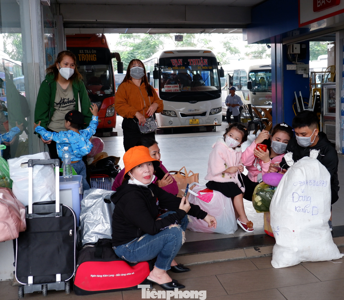 Người dân lỉnh kỉnh hành lý chờ đến giờ lên xe về quê đón Tết.