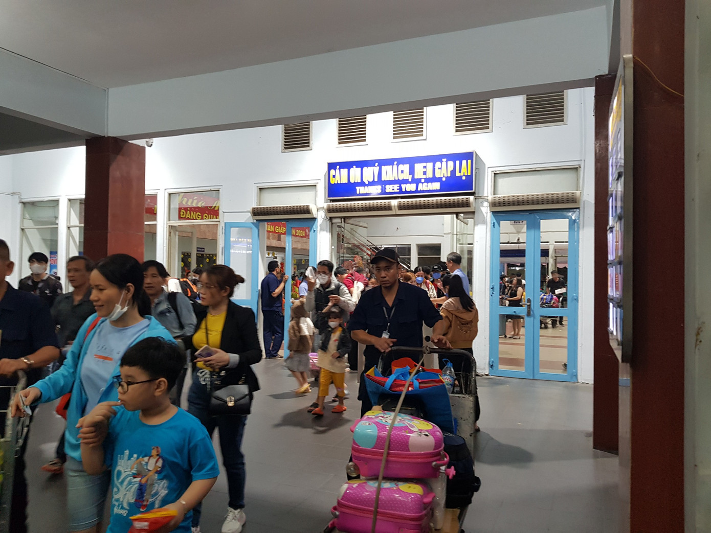 Dự kiến, vào ngày mai 7/2 (28 tháng Chạp), sẽ có 18 đoàn tàu xuất bến từ ga Sài Gòn vận chuyển hơn 5.600 hành khách. Sau đó, số chuyến tàu và hành khách sẽ giảm dần vào các ngày cận Tết. Cụ thể, ngày 29 tháng Chạp sẽ có 15 chuyến tàu xuất bến với hơn 4.400 hành khách, ngày 30 Tết sẽ có 7 chuyến tàu xuất bến với hơn 1.800 hành khách rời ga Sài Gòn.