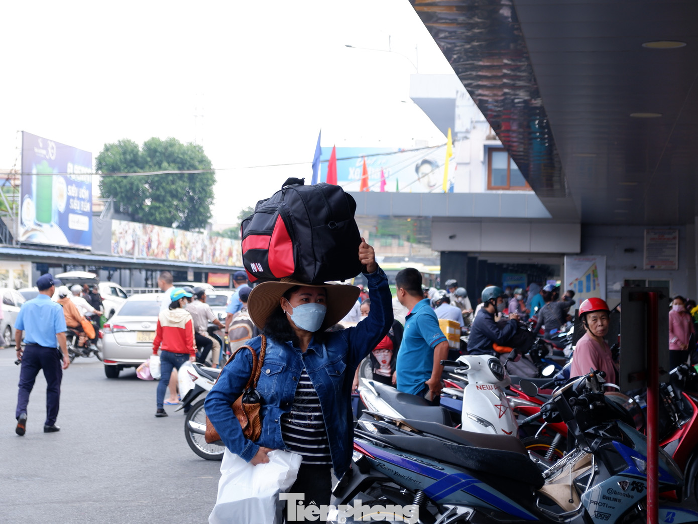 Người dân lỉnh kỉnh hành lý chờ đến giờ lên xe về quê đón Tết.