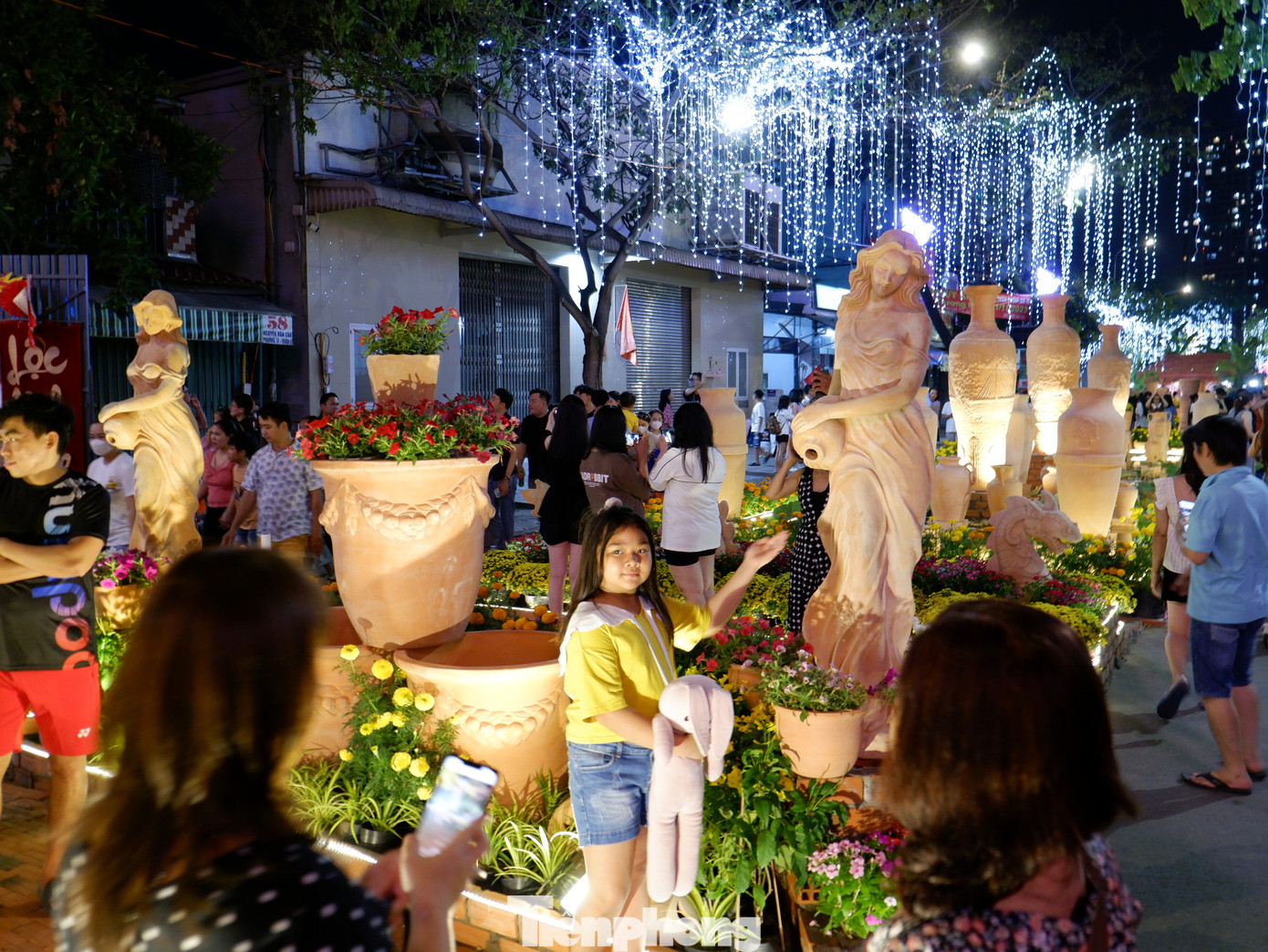 Người dân thích thú chụp ảnh lưu niệm với con đường nghệ thuật gốm đỏ.