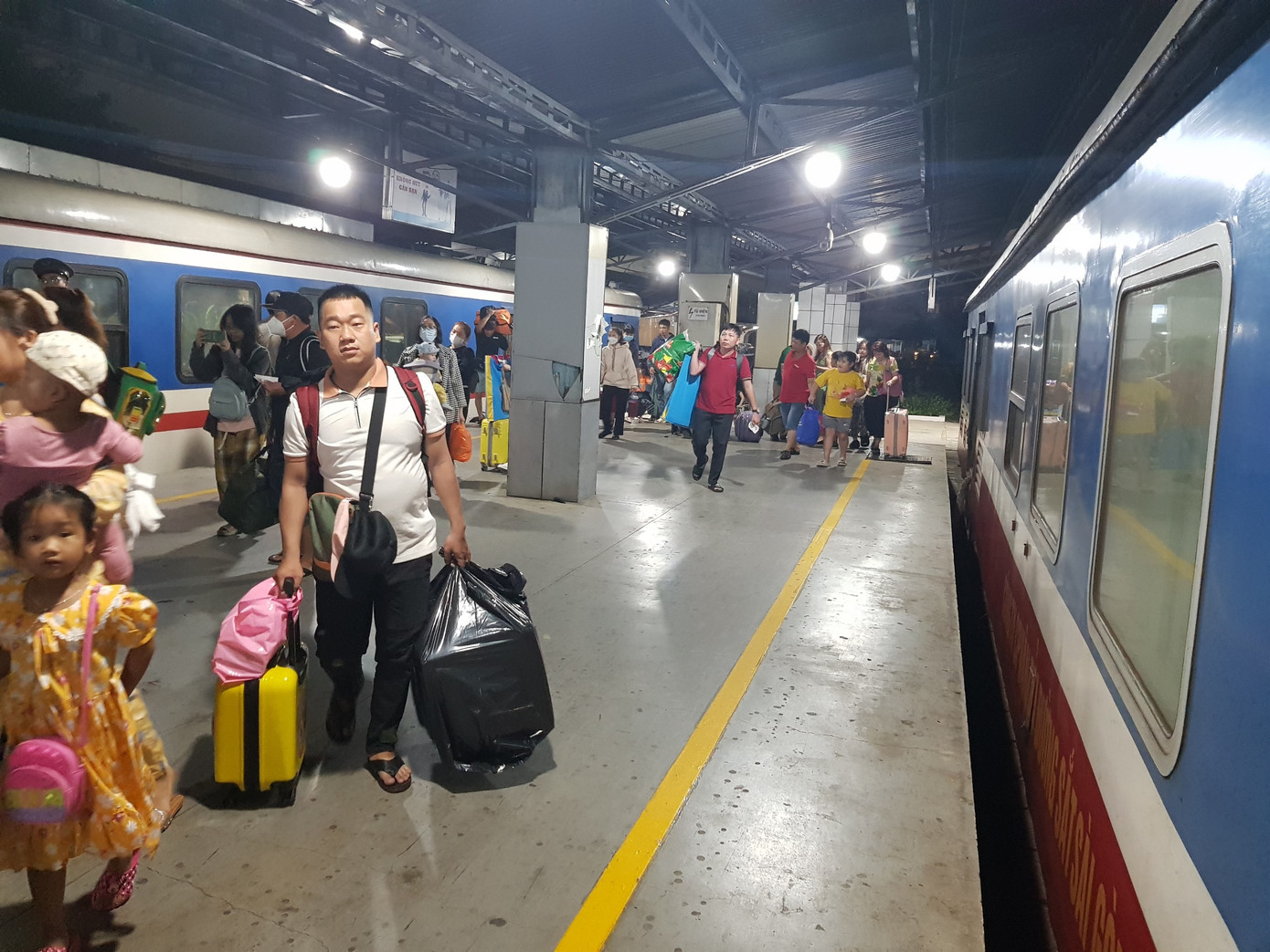 Theo Công ty CP Vận tải đường sắt Sài Gòn, đến nay, tổng số vé ngành đường sắt đã bán trong dịp Tết Giáp Thìn vào khoảng 360.000 vé.