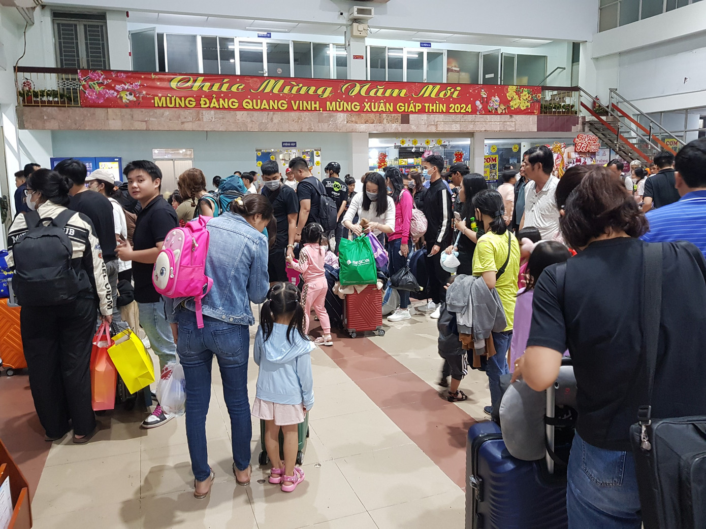 Công ty CP Vận tải đường sắt Sài Gòn cho biết, trong những ngày giáp Tết, lưu lượng người dân di chuyển trên đường rất đông, vì vậy hành khách nên xem thời gian giờ tàu chạy ghi trên vé và dự tính thời gian di chuyển thực tế từ nhà đến ga để có mặt ở ga trước giờ tàu chạy từ 30 phút đến 1 giờ nhằm tránh bị trễ tàu.