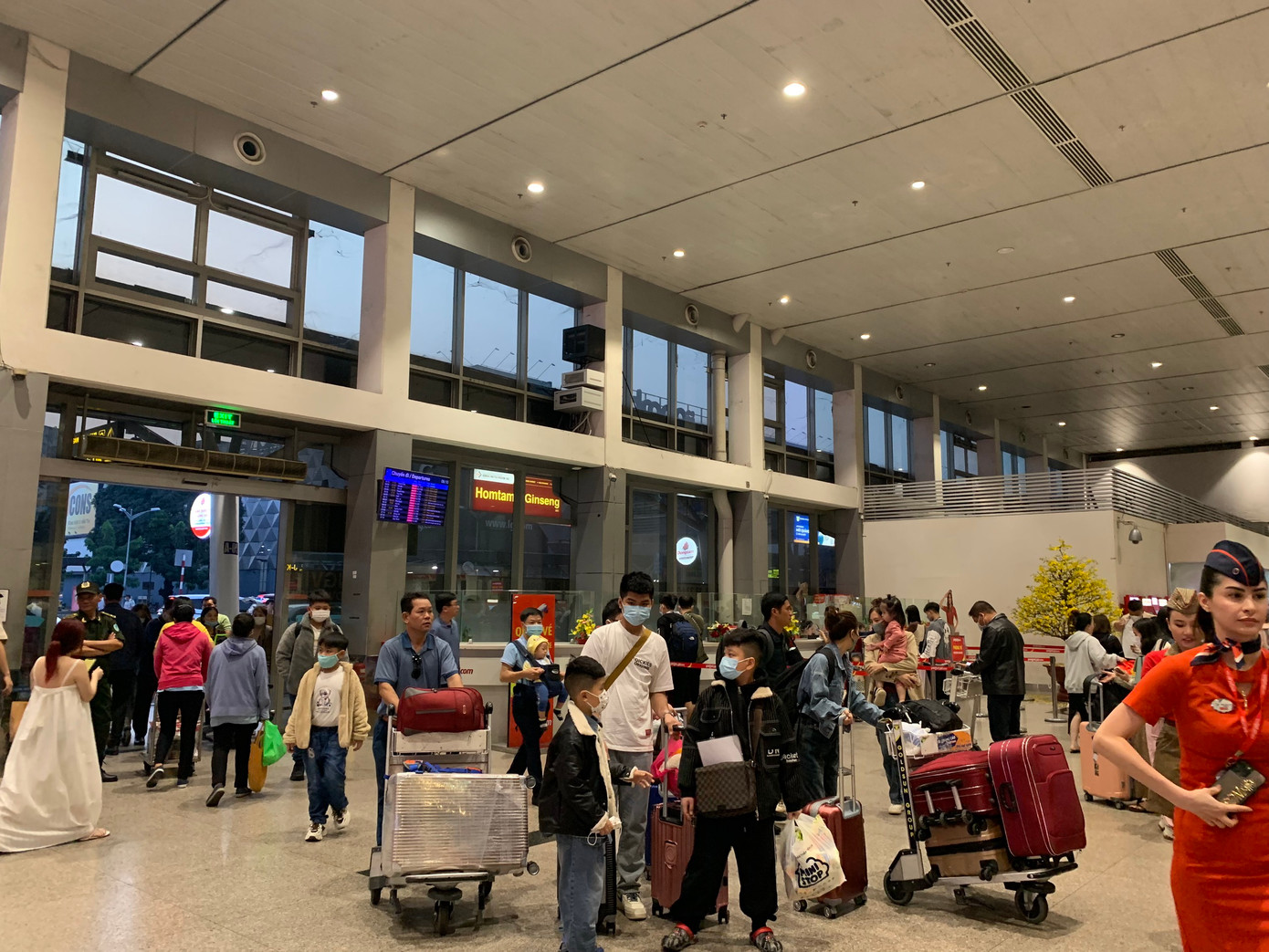 Theo ghi nhận của PV, từ sáng 28 tháng Chạp, lượng hành khách đến Cảng HKQT Tân Sơn Nhất có phần đông đúc.