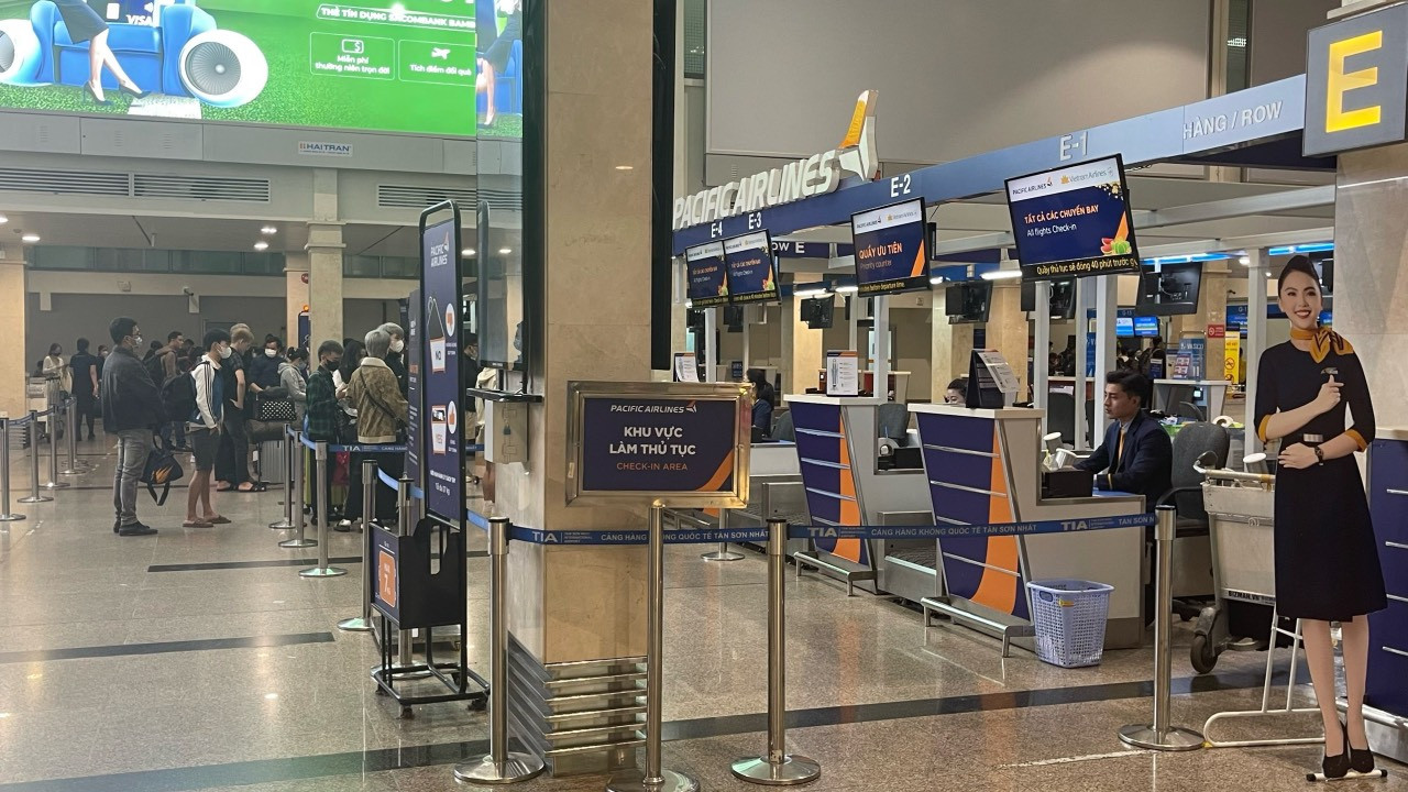 Cảnh thông thoáng tại một số quầy thủ tục của các hãng bay ở ga quốc nội vào sáng 30 Tết.