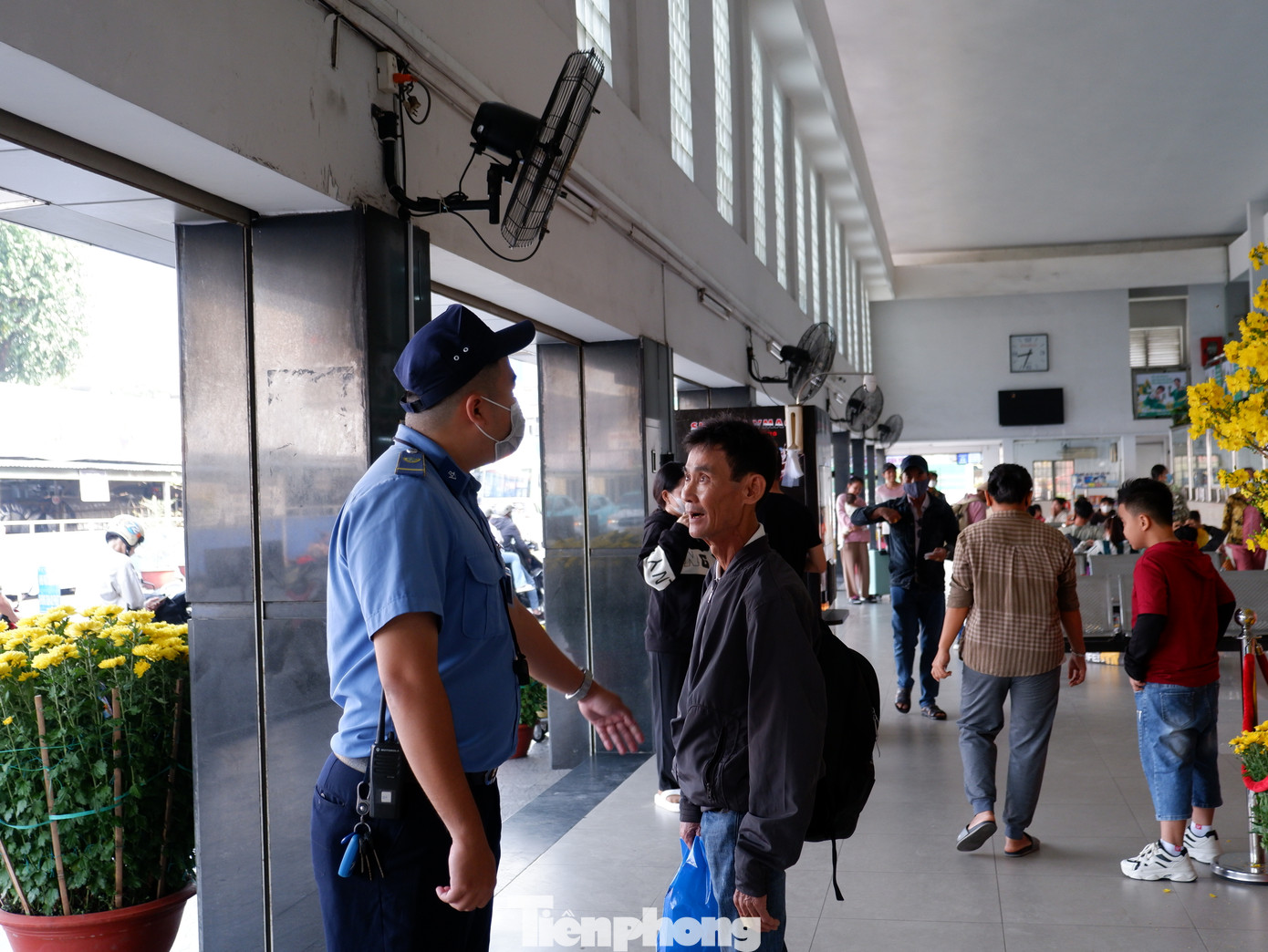 Bến xe Miền Tây tăng cường lực lượng bảo vệ điều tiết giao thông và hỗ trợ hành khách.