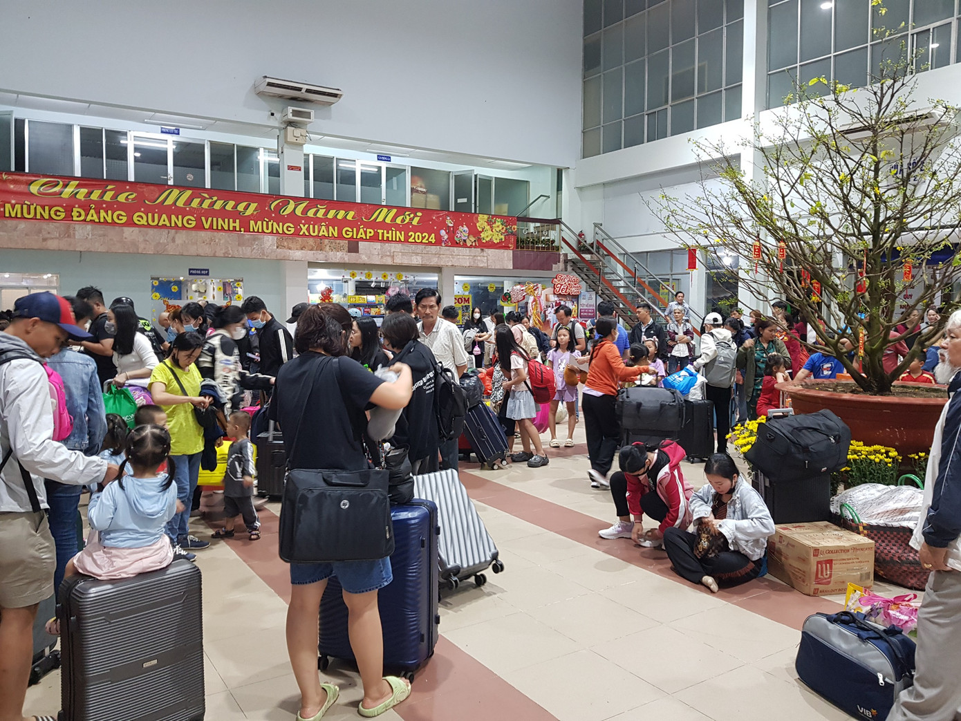 Chị Lê Thị Minh Ngọc (ngụ quận 7, quê Phú Yên) cho biết: &quot;Năm nay, tôi cùng gia đình về quê đón Tết. Để kịp giờ lên tàu, gia đình tôi đã đón xe taxi đến ga trước khoảng 1 giờ&quot;.