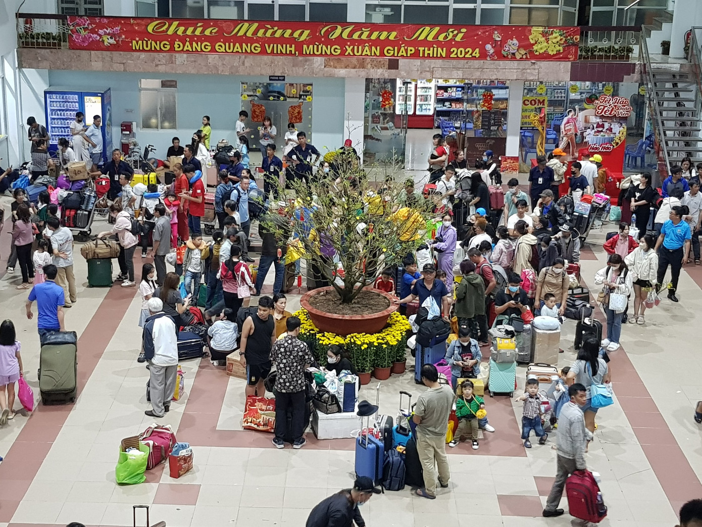 Sáng 6/2 (27 tháng Chạp), rất đông hành khách với đồ đạc, hành lý lỉnh kỉnh đến ga Sài Gòn (quận 3, TPHCM) để lên tàu về quê đón Tết Nguyên đán 2024.