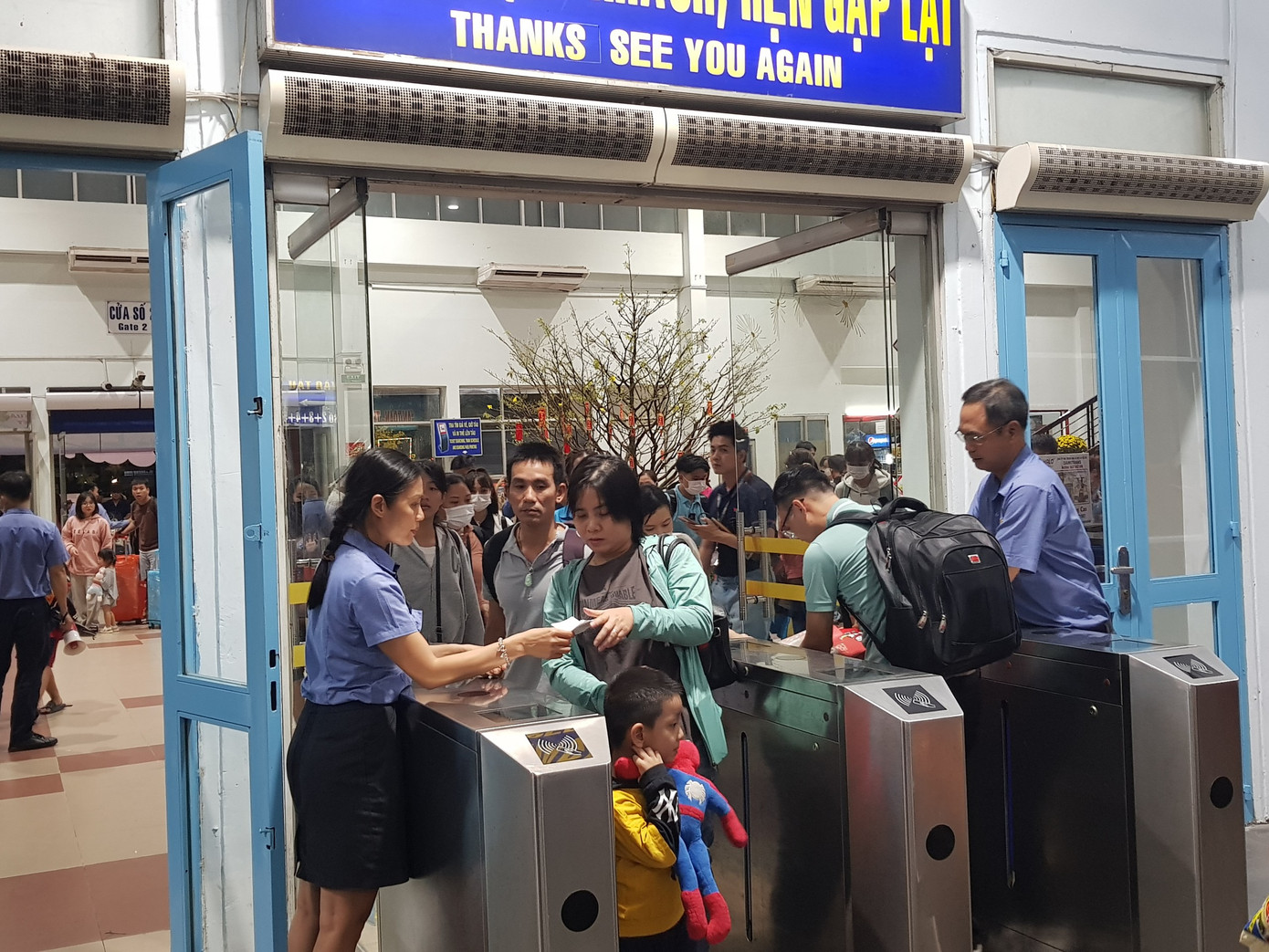 Ngành đường sắt tổ chức kiểm soát thẻ lên tàu, giấy tờ tùy thân. Hành khách có thông tin cá nhân trùng khớp với thông tin trên thẻ lên tàu mới được vào ga đi tàu.