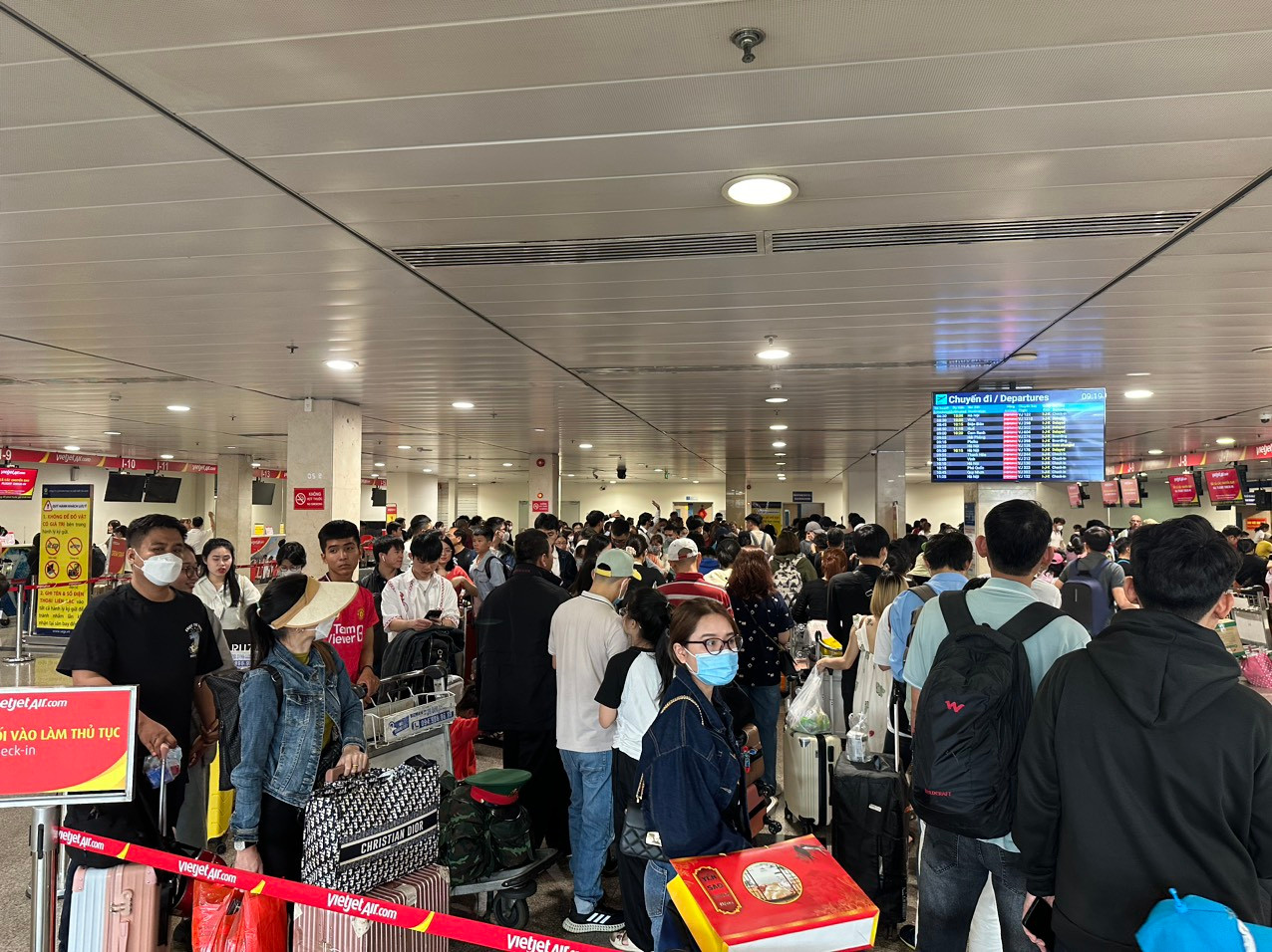 Tại khu vực làm thủ tục của hãng hàng không Vietjet cũng có đông người chờ đợi.