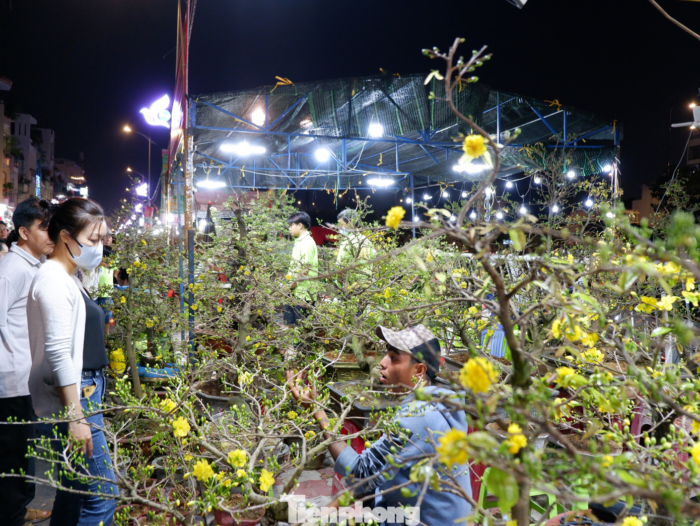 Bà Nguyễn Thị Thu Hoa - Phó Chủ tịch UBND quận 8 cho biết, chợ hoa xuân &quot;Trên bến dưới thuyền&quot; năm 2024 được tổ chức với hơn 660 điểm kinh doanh từ các tỉnh Bến Tre, Vĩnh Long, Tiền Giang, Đồng Tháp, Long An và TP Đà Lạt tham gia kinh doanh trưng bày sản phẩm.
