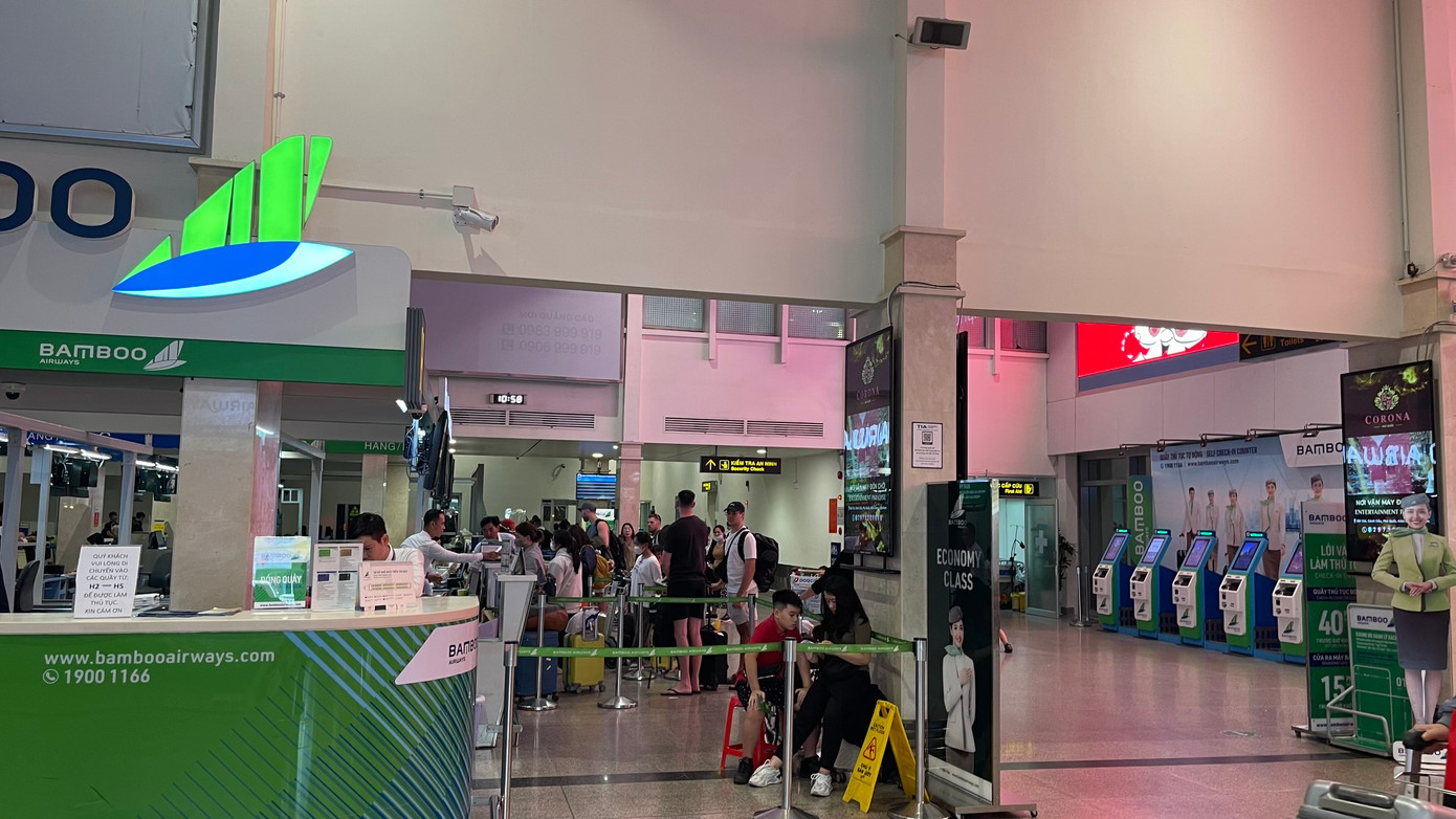 Cảnh thông thoáng tại một số quầy thủ tục của các hãng bay ở ga quốc nội vào chiều 28 tháng Chạp.