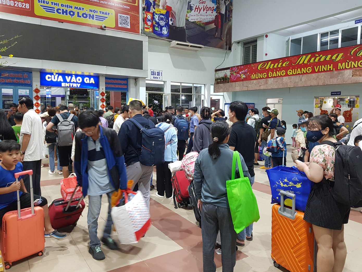 Người dân với đồ đạc, hành lý lỉnh kỉnh chờ đến giờ tàu khởi hành.