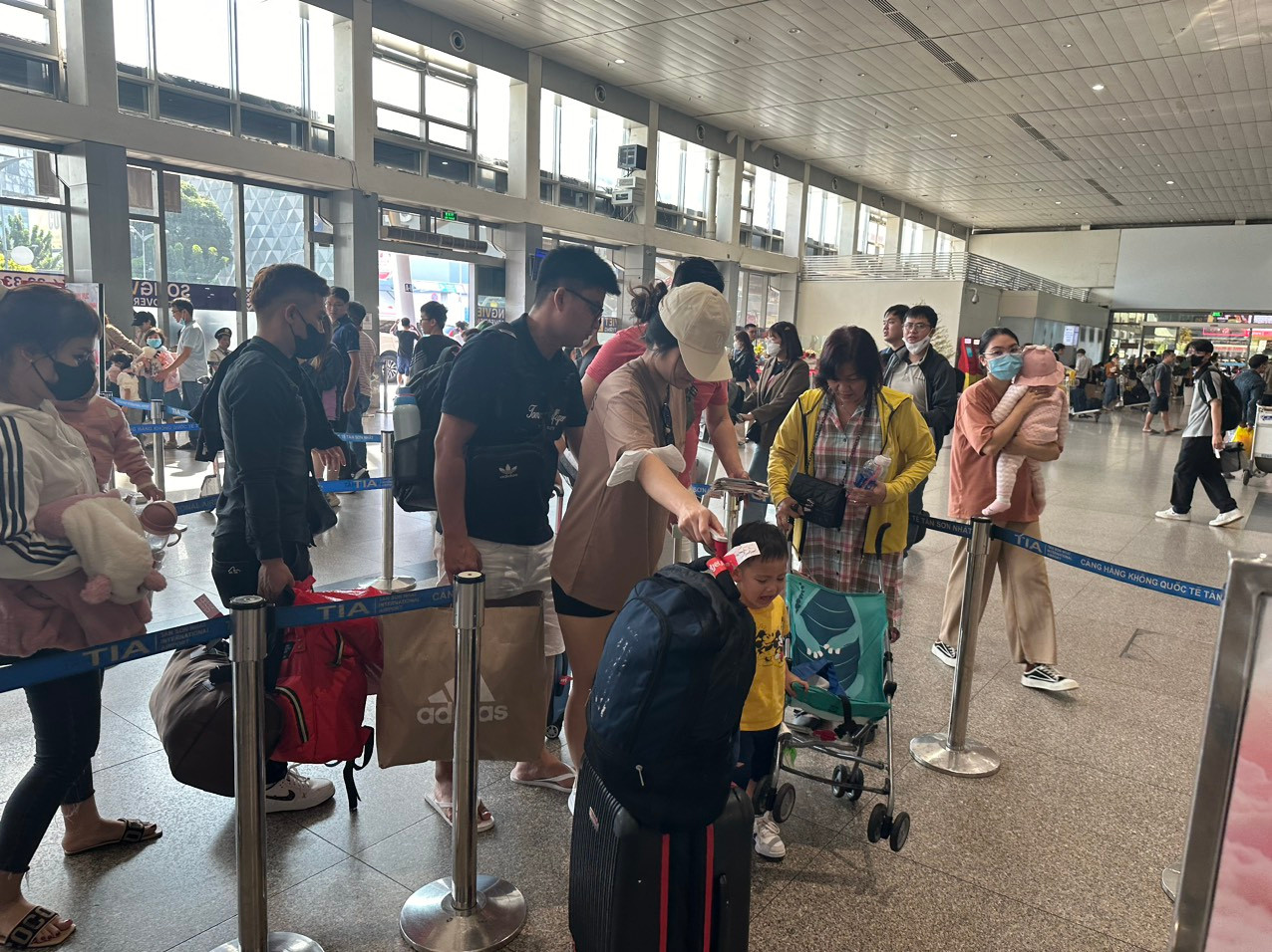 Theo ghi nhận của PV, lượng hành khách đông nhưng công tác phục vụ được thực hiện tốt nên không xảy ra tình trạng ùn tắc.