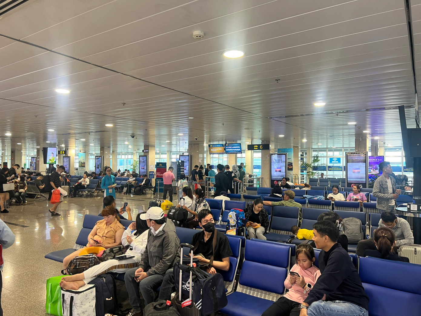 Khu vực sảnh chờ ra máy bay lúc 13h44 ngày 5/2.