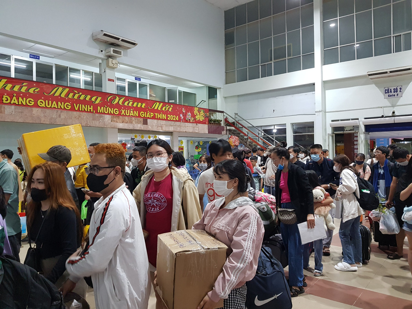 Hành khách xếp hàng chờ làm thủ tục kiểm soát vé ở ga Sài Gòn. Dự kiến trong ngày hôm nay sẽ có 16 đoàn tàu xuất bến từ ga Sài Gòn vận chuyển hơn 4.800 hành khách.