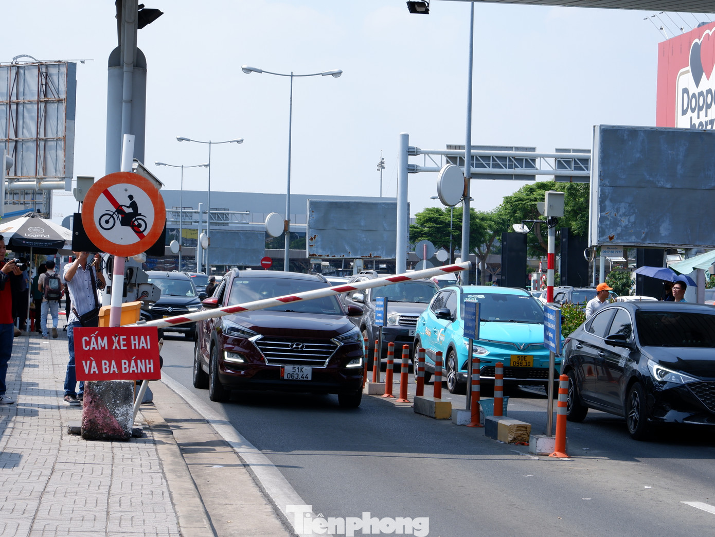 ACV cũng cho biết, việc áp dụng đa dạng nhiều hình thức thanh toán khi lưu thông qua các Cảng Hàng không sẽ tạo điều kiện tốt cho chủ phương tiện, giảm tối đa thời gian dừng/ đỗ xuống còn dưới 5 giây/giao dịch, giải quyết các bất tiện khi dùng tiền mặt cho chủ phương tiện, rút ngắn thời gian trả tiền và giảm ùn ứ tại các khu vực ra vào của Cảng Hàng không.