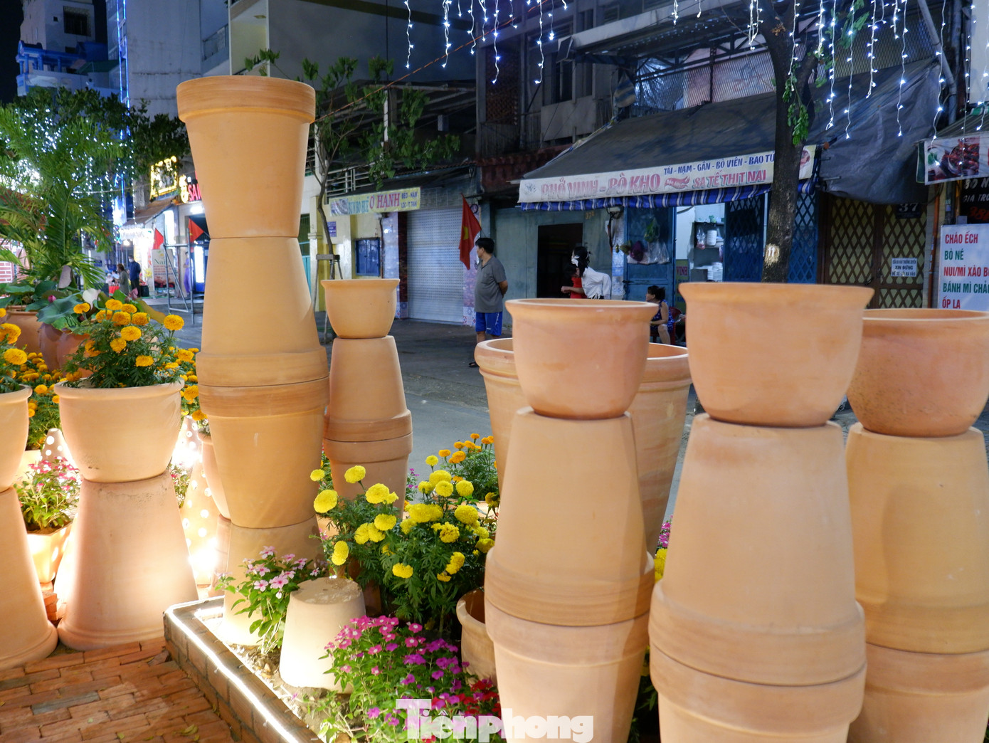 Điểm nhấn nổi bật của chợ hoa xuân “Trên bến, dưới thuyền” năm nay là con đường nghệ thuật Gốm Đỏ của tỉnh Vĩnh Long.