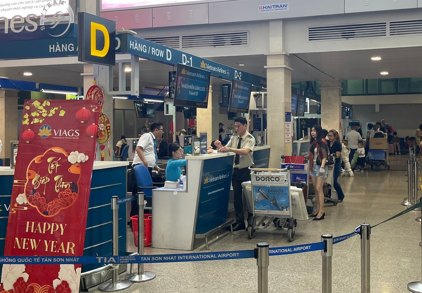 Cảnh thông thoáng tại một số quầy thủ tục của các hãng bay ở ga quốc nội vào chiều 28 tháng Chạp.