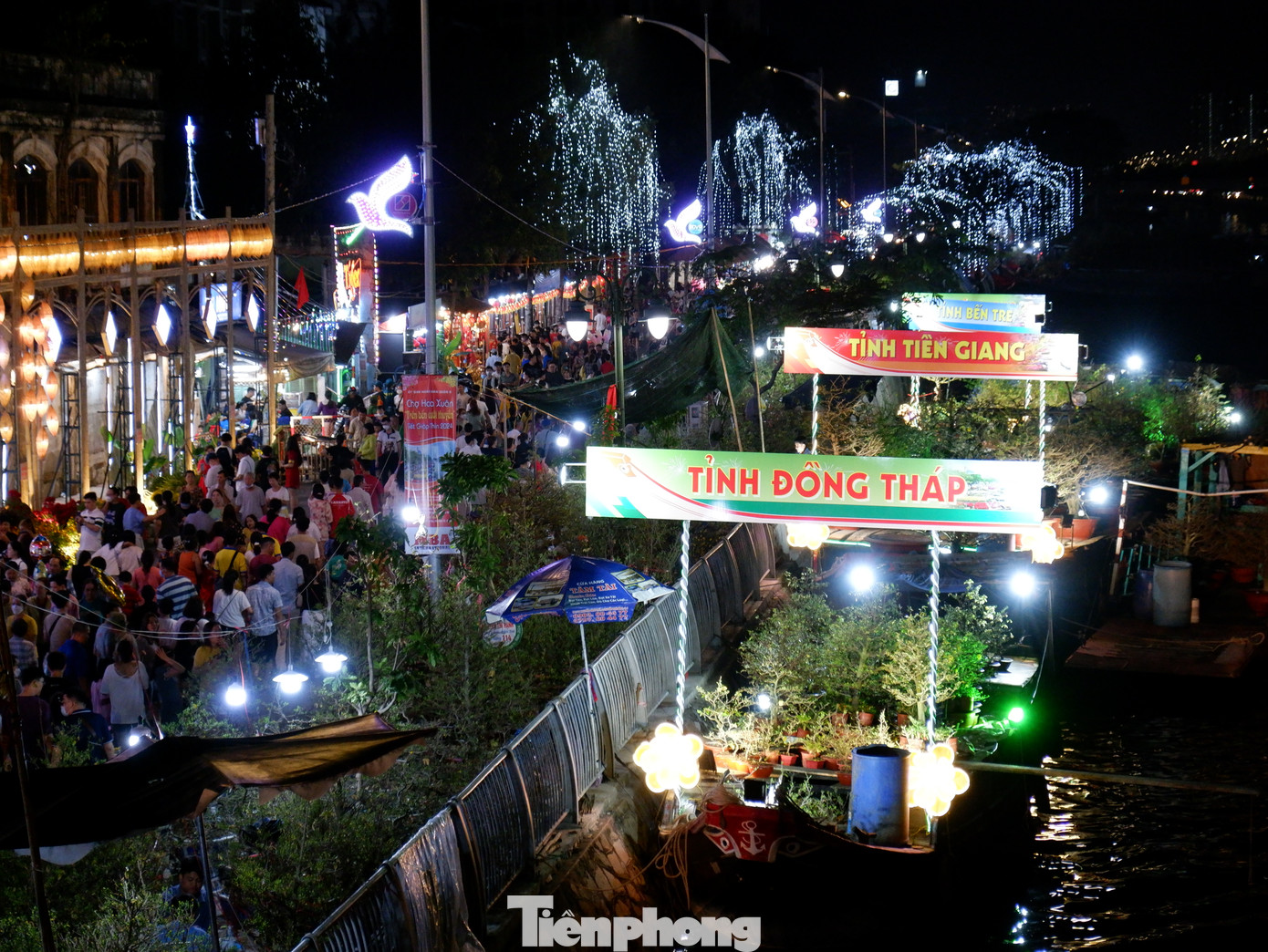 Tối 4/2, chợ hoa xuân “Trên bến, dưới thuyền” năm 2024 tại đường Bến Bình Đông và Nguyễn Văn Của (quận 8) đã chính thức khai mạc.