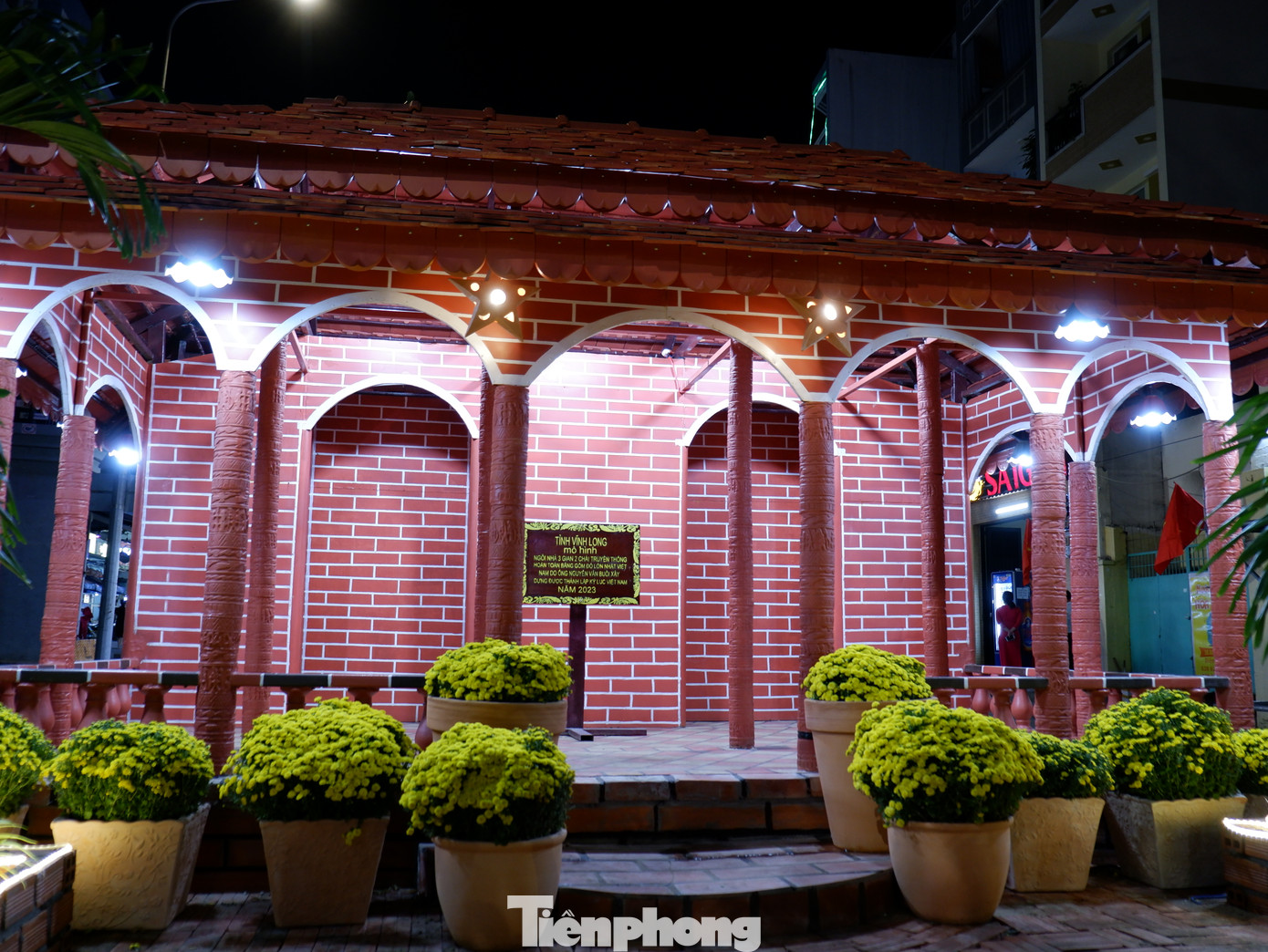 Cuối đoạn đường là mô hình ngôi nhà 3 gian 2 chái truyền thống bằng gốm đỏ.