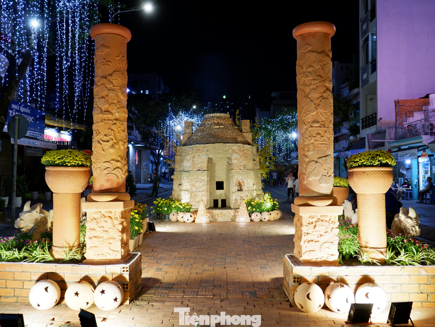 Đường gốm được thiết kế năm màu sắc tượng trưng cho ngũ hành, bắt đầu từ hình ảnh lò nung và kết thúc là mô hình ngôi nhà gốm đỏ ba gian hai chái đặc trưng của người dân Nam bộ.