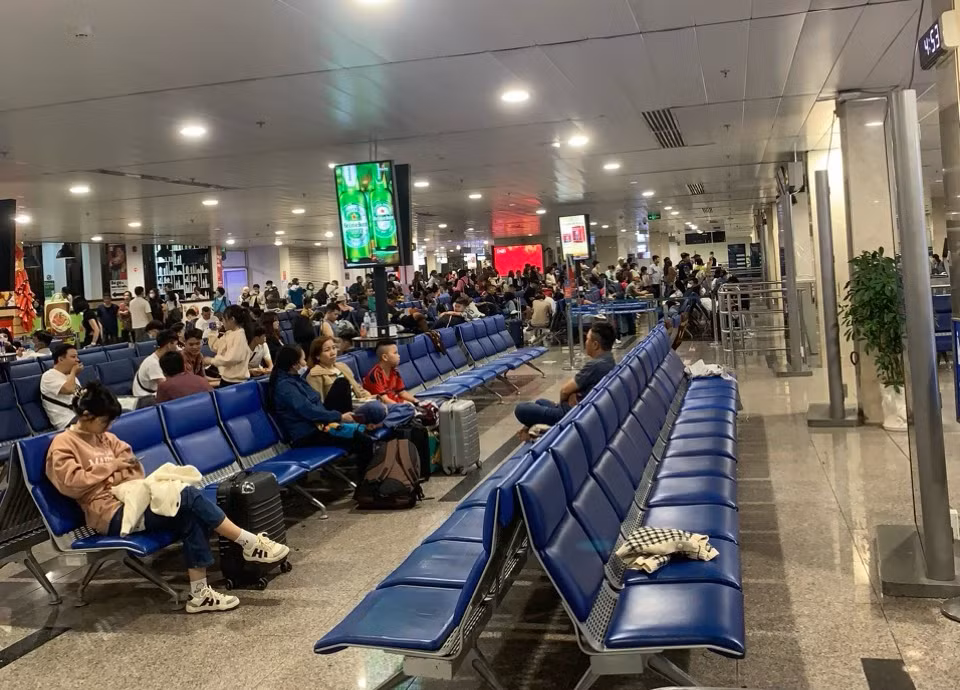 Nhiều khu vực thông thoáng, các hàng ghế chờ còn trống chỗ.