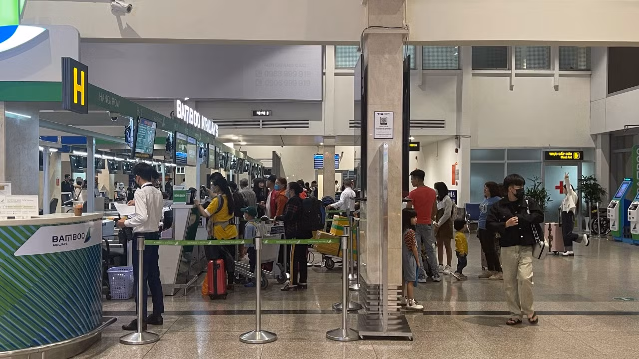 Cảnh thông thoáng tại một số quầy thủ tục của các hãng bay ở ga quốc nội vào sáng 30 Tết.