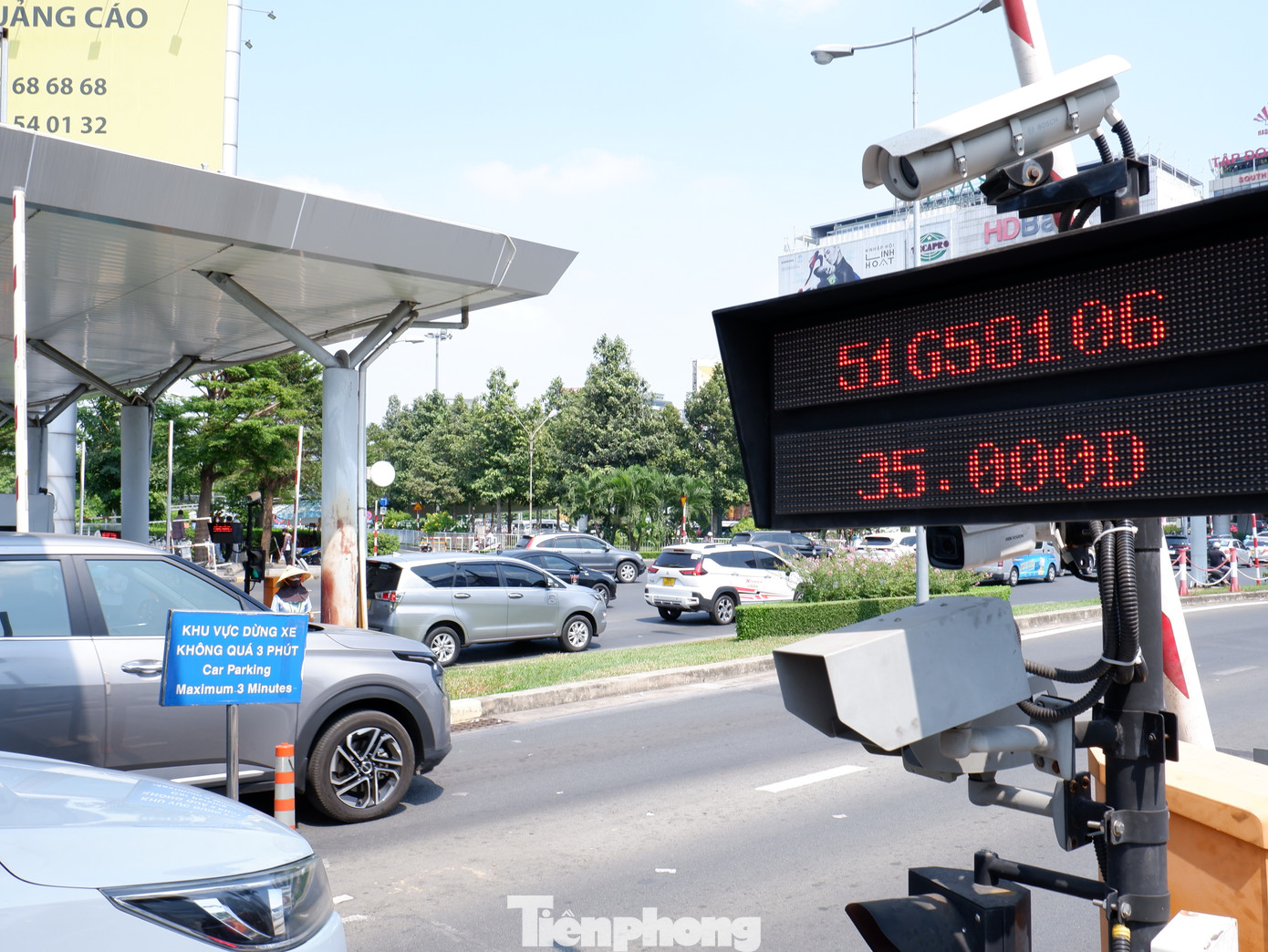 Các phương tiện tham gia thử nghiệm đi vào làn này sẽ được tính phí và tự động trừ tiền trên thẻ ETC đối với khách có thẻ thu phí không dừng, thẻ hợp lệ và còn đủ tiền để thanh toán phí (tương tự như việc đóng phí không dừng ETC trên đường cao tốc). Ngoài ra, với trường hợp tài khoản không đủ số dư để trả phí, khách có thể thanh toán bằng tiền mặt hoặc thanh toán bằng thẻ ngân hàng qua máy POS.