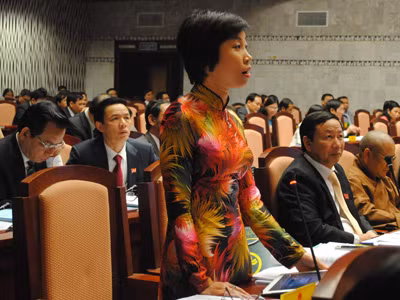 Đại biểu Phạm Thị Thanh Mai đề nghị thành phố xử lý nghiêm các trường hợp nợ đọng đầu tư xây dựng cơ bản. Ảnh: Minh Tuấn