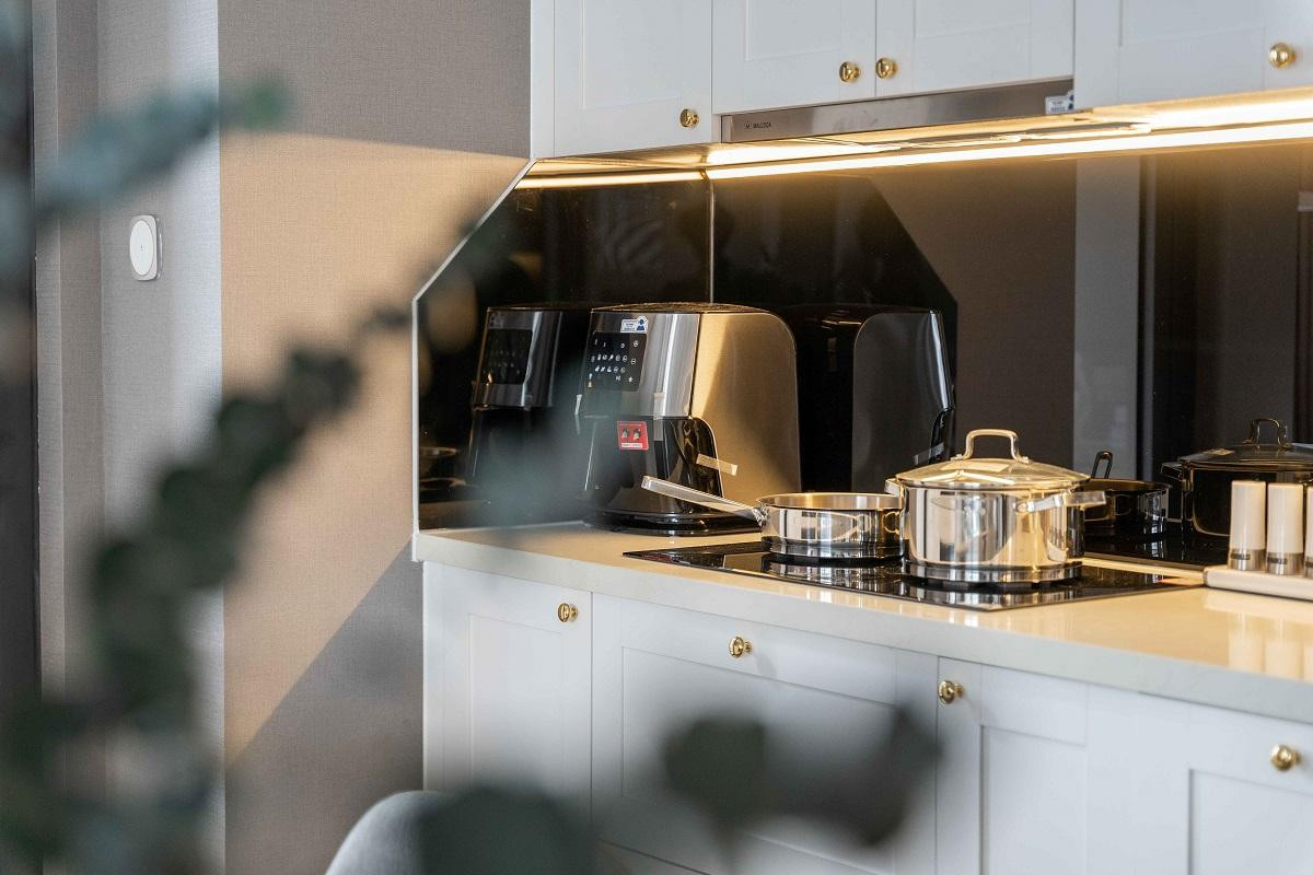 Các căn hộ The Zenpark đều được trang trị hệ tủ và thiết bị bếp, hút mùi theo tiêu chuẩn cao cấp của Vinhomes