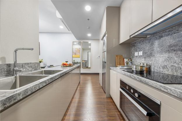 Tại căn hộ Masteri Waterfront, chất liệu đá tự nhiên được sử dụng cho không gian bếp, mang tới sự sang trọng, hạn chế tối đa tình trạng dính bẩn trên bề mặt. Chất liệu sàn gỗ được tuyển chọn kĩ càng, có khả năng chịu nhiệt và độ ẩm cao, phù hợp với khí hậu bản địa. Tại căn hộ Masteri Waterfront, chất liệu đá tự nhiên được sử dụng cho không gian bếp, mang tới sự sang trọng, hạn chế tối đa tình trạng dính bẩn trên bề mặt. Chất liệu sàn gỗ được tuyển chọn kĩ càng, có khả năng chịu nhiệt và độ ẩm cao, phù hợp với khí hậu bản địa.