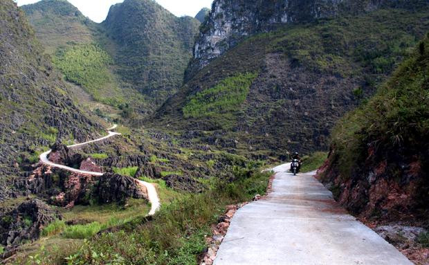 Việc trông cây xanh có ý nghĩa rất quan trọng với huyện Mèo Vạc, nơi có địa hình đồi núi hiểm trở, độ dốc lớn và chia cắt mạnh. Ảnh: Báo Hà Giang